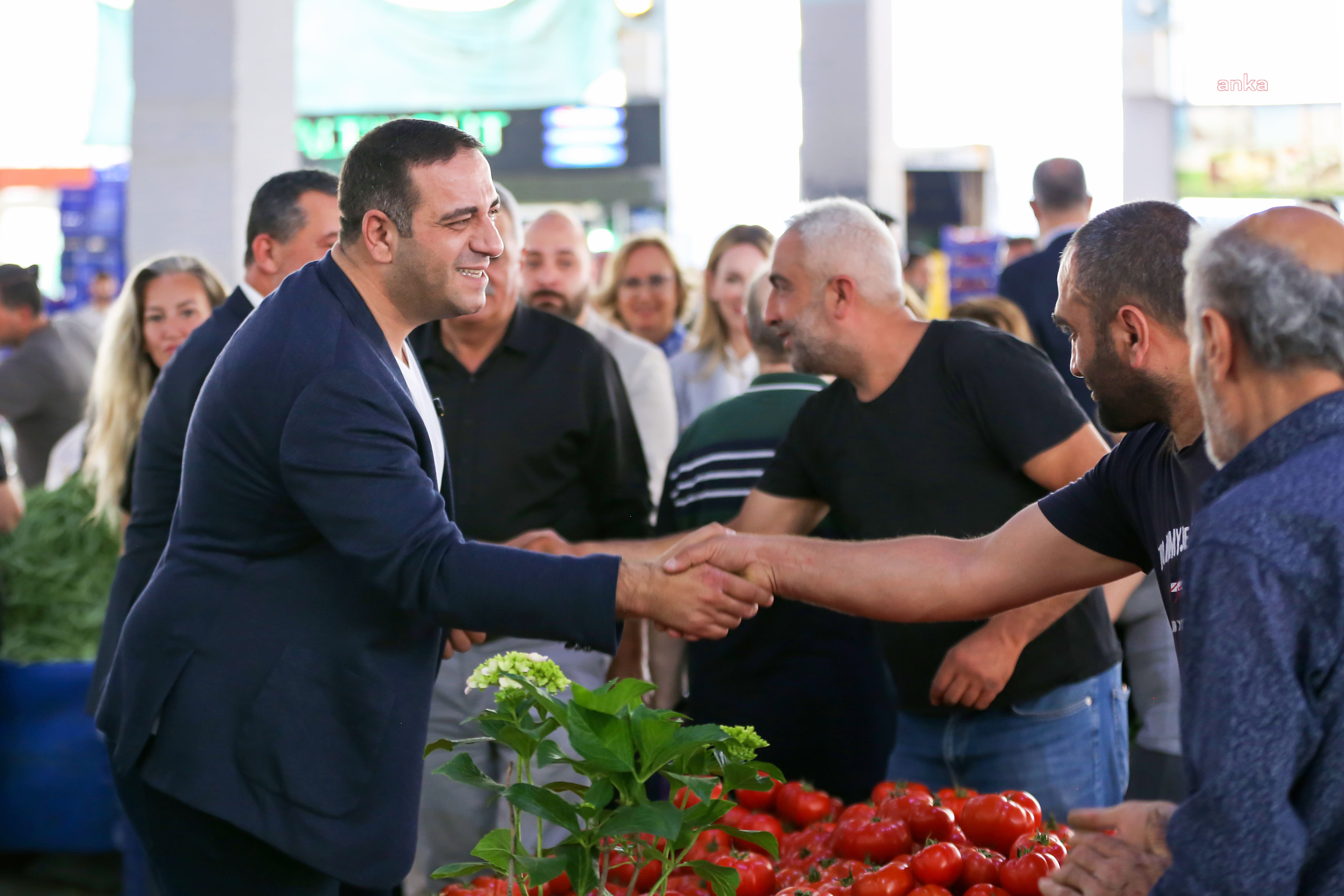Narlıdere Belediye Başkanı Uzun'dan bayram öncesinde pazar yerine ziyaret