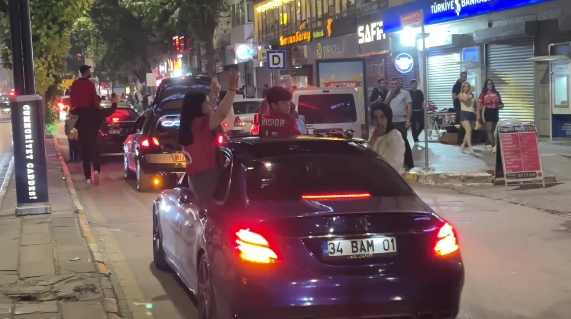 Van’da Vanspor coşkusu kent meydanına taştı... Şampiyonluk kutlamaları devam ediyor