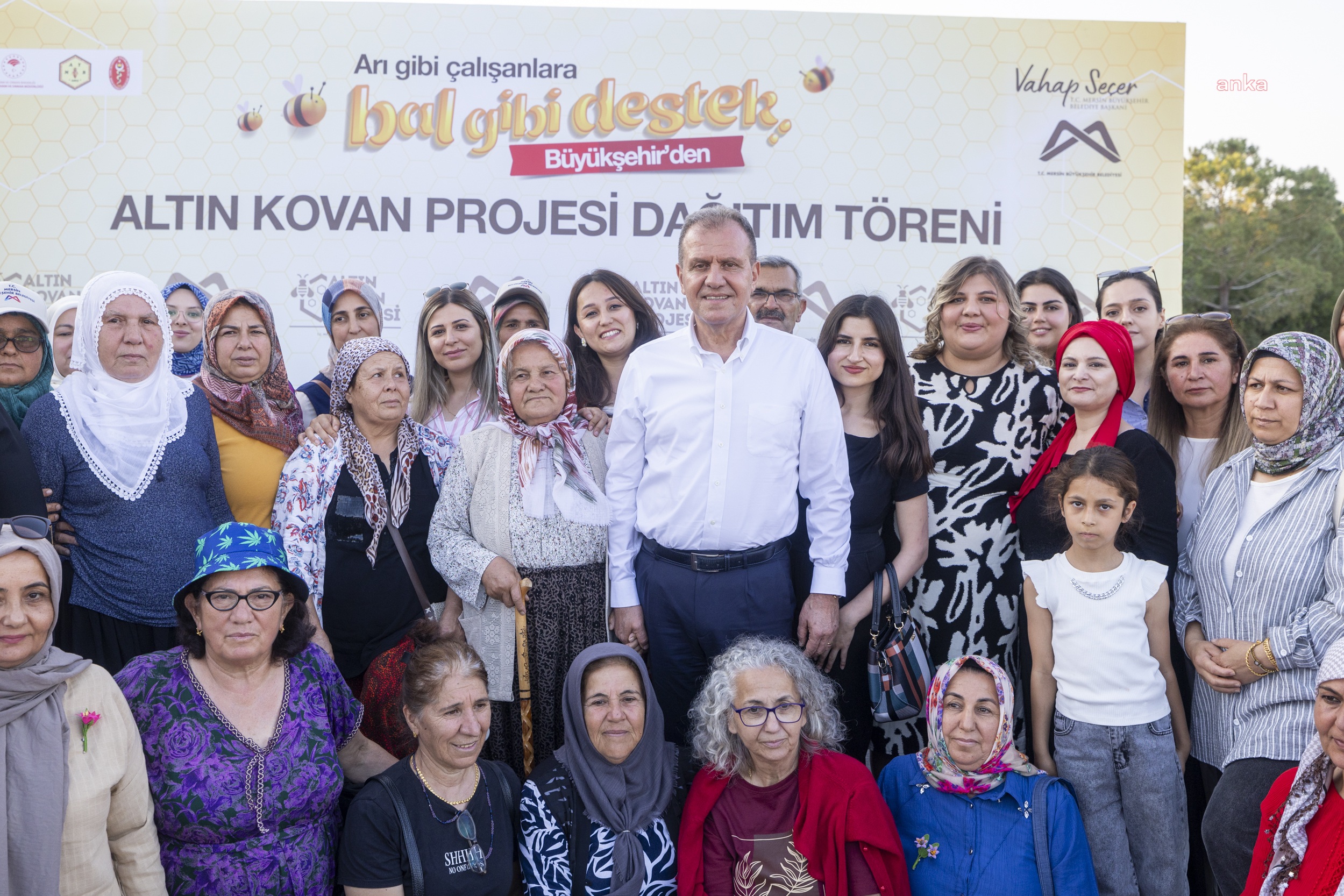 Mersin Büyükşehir Belediye Başkanı Seçer, Altın Kovan Projesi Dağıtım Töreni’ne katıldı