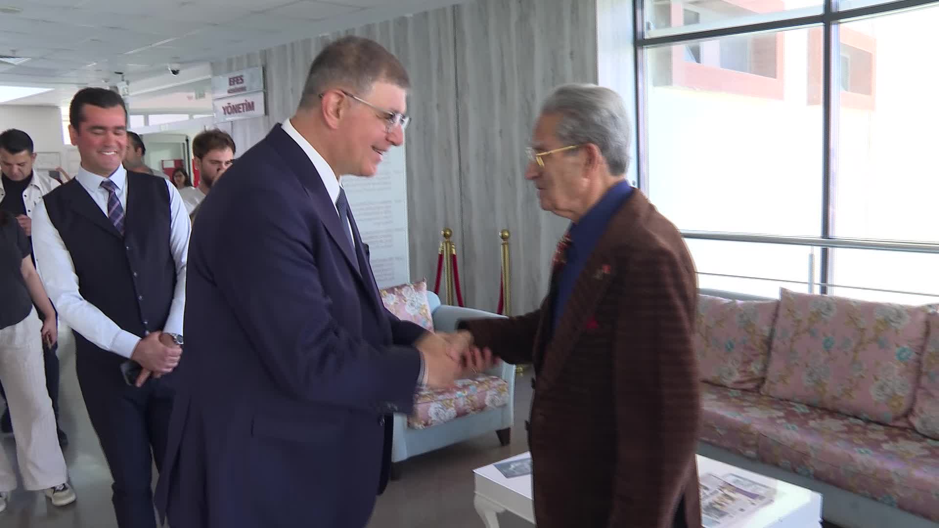 İzmir Büyükşehir Belediye Başkanı Tugay’dan bayram öncesi huzurevi ve hastane ziyareti