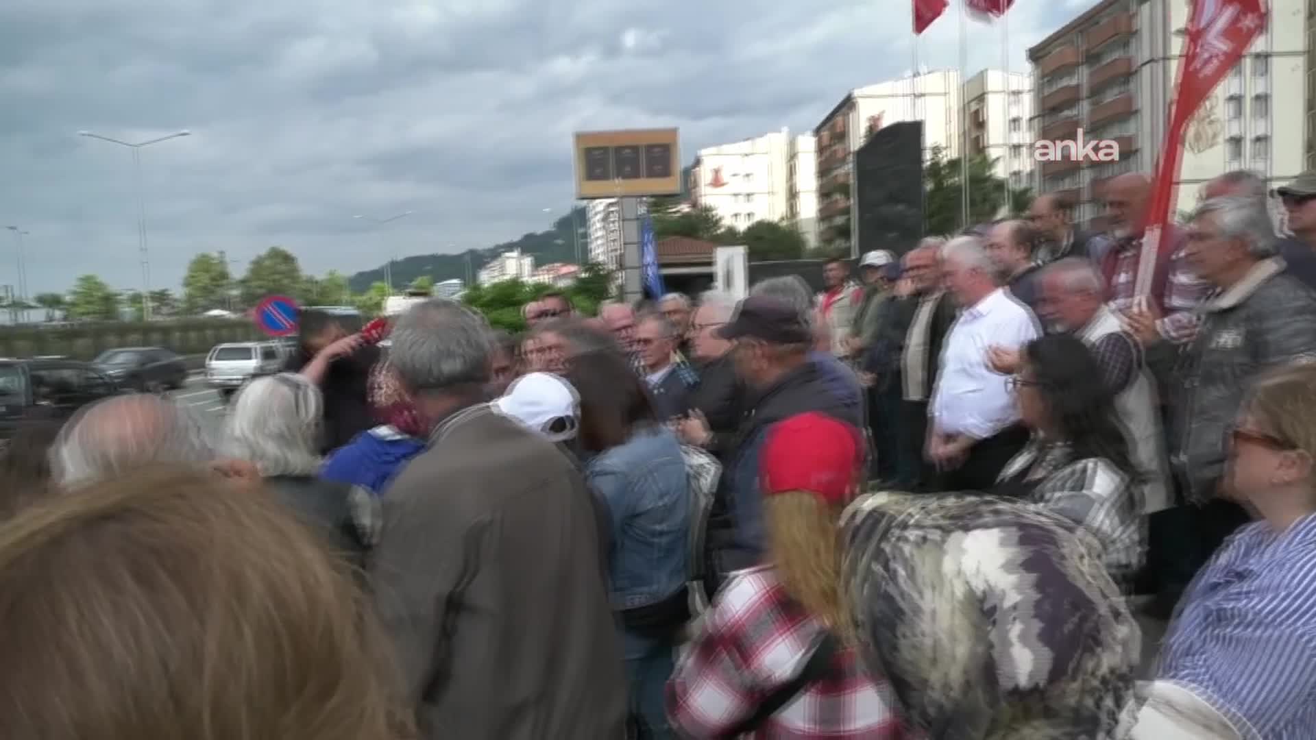 CHP'den ÇAYKUR önünde kota uygulamasına tepki: “Çayda kontenjana son verilsin, iktidar elini çaydan çeksin”