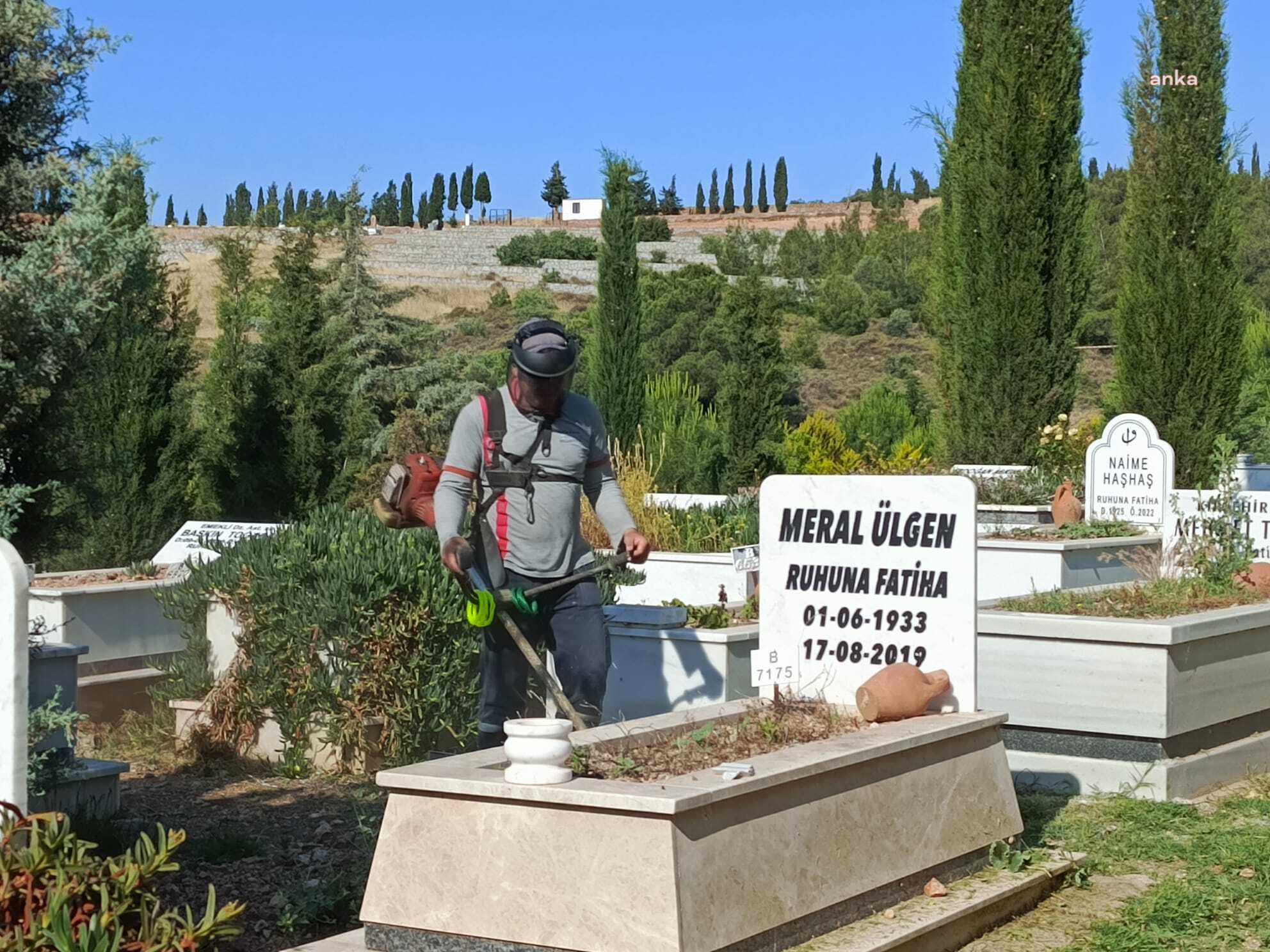 Ayvalık Belediyesi'nden Kurban Bayramı öncesi mezarlıklarda temizlik çalışması