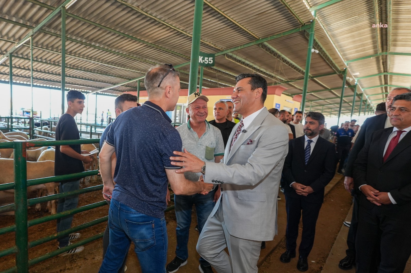 Manisa Büyükşehir Belediye Başkanı Zeyrek'ten Canlı Hayvan Borsası’na ziyaret