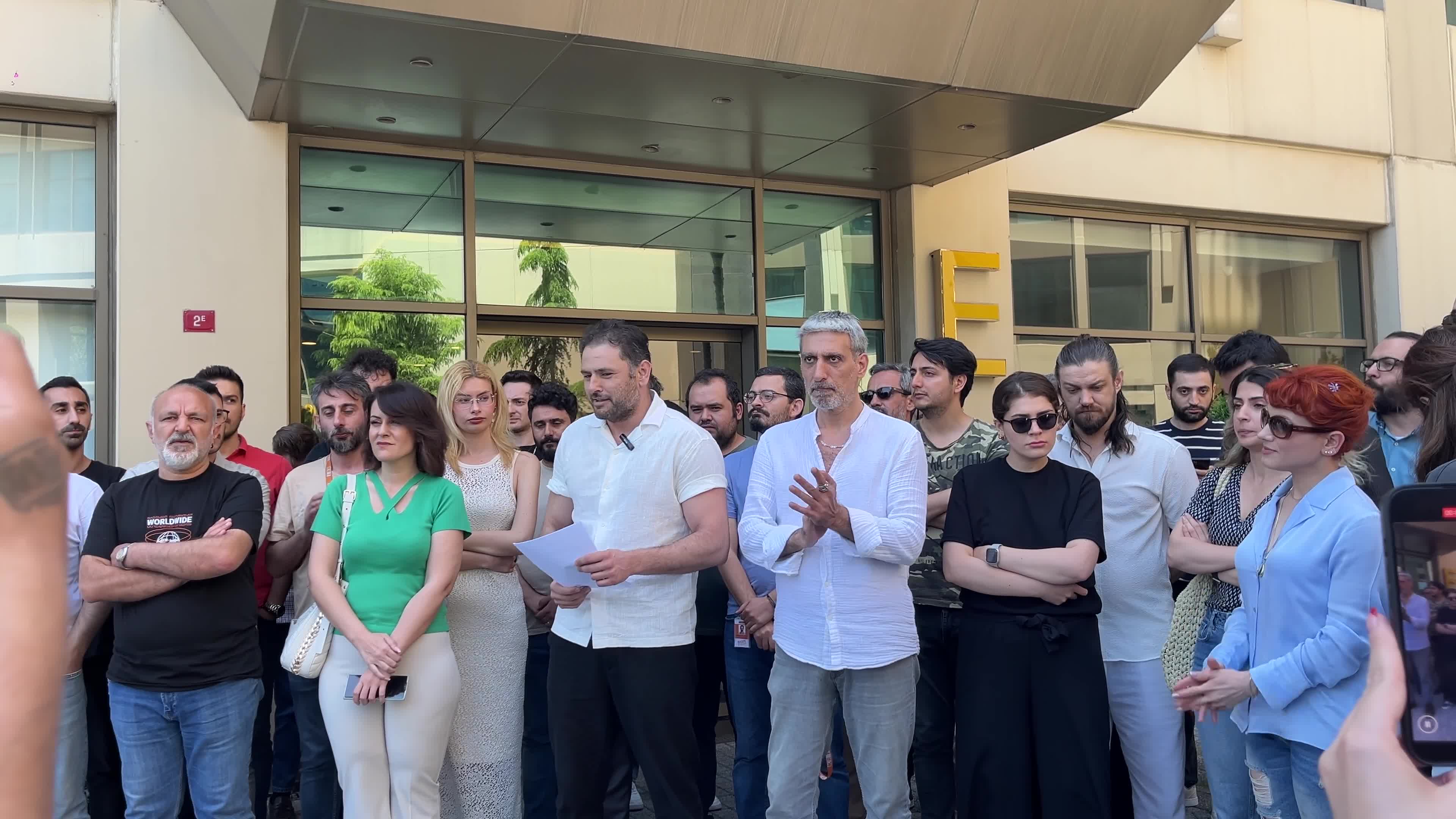 Maaşları ödenmeyen KRT emekçileri iş bıraktı