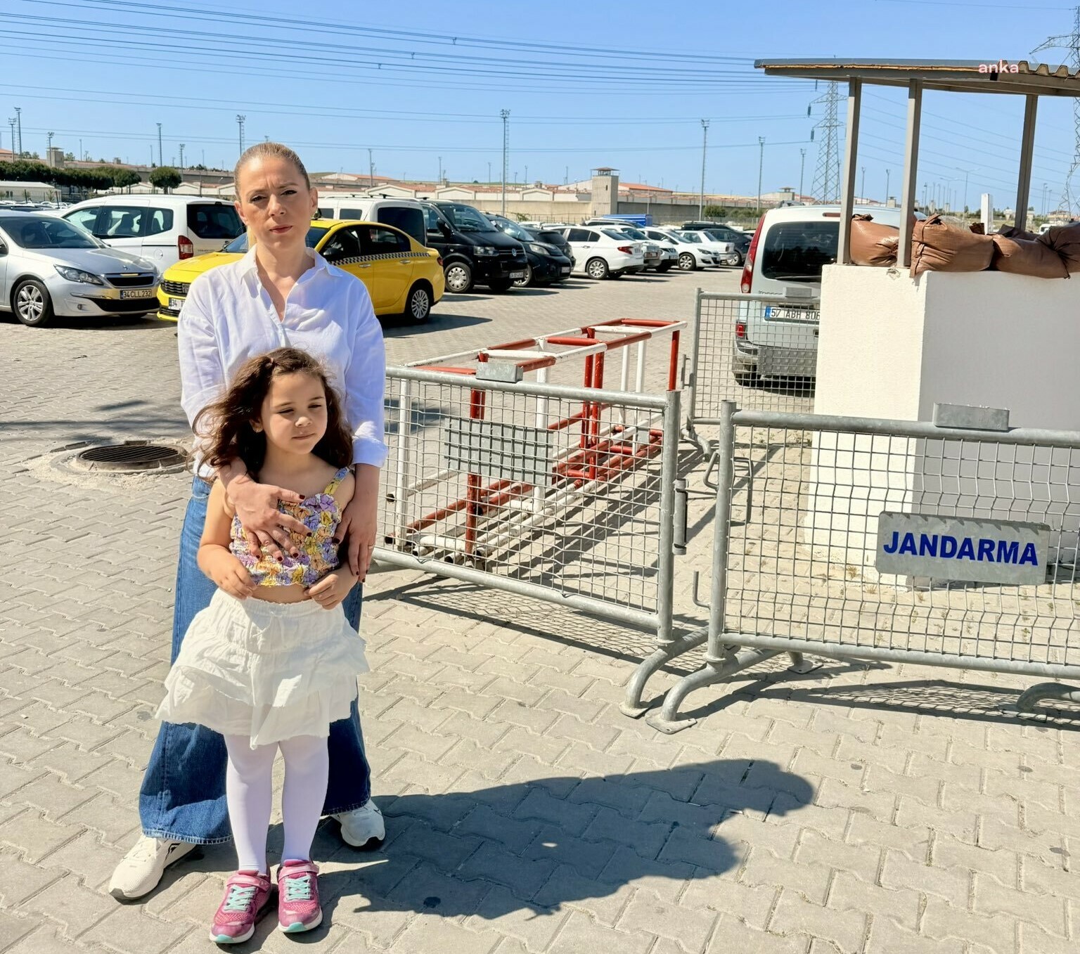 Tayfun Kahraman'a kızıyla birlikte 8'nci bayram ziyaretini gerçekleştiren eşi Meriç Demir Kahraman'dan adalet çağrısı