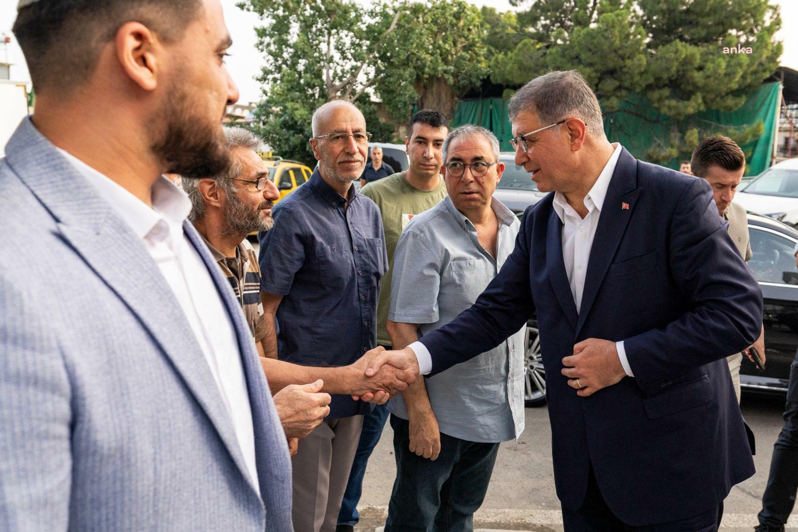 İzmir Büyükşehir Belediye Başkanı Tugay, vatandaşla bayramlaştı