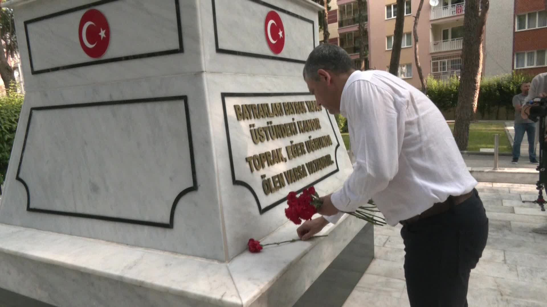 Cenazesinde protesto edilmişti: Şehit Enis Budak’ın babası İkram Budak Özgür Özel’i alnından öptü