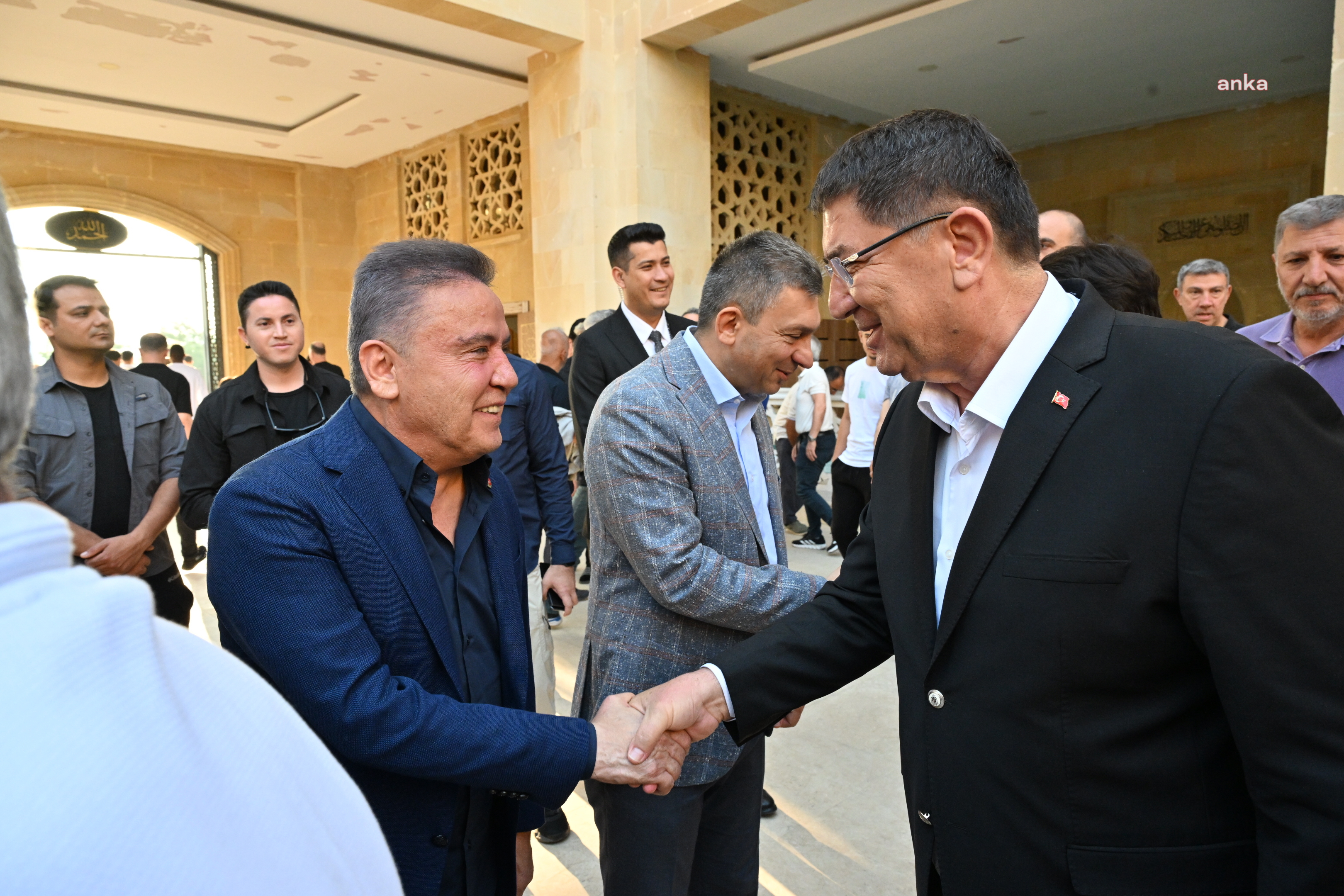 Antalya Büyükşehir Belediye Başkanı Böcek, protokol ve vatandaşla bayramlaştı