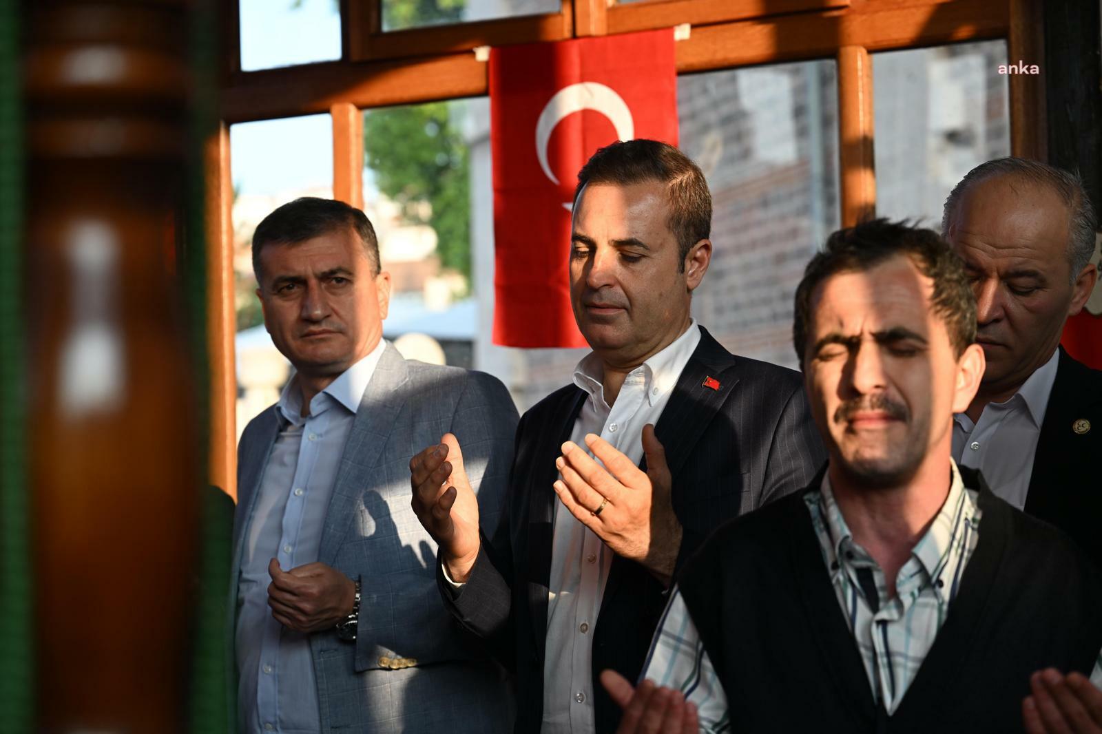 Balıkesir Büyükşehir Belediye Başkanı Akın, vatandaş ile bayramlaştı