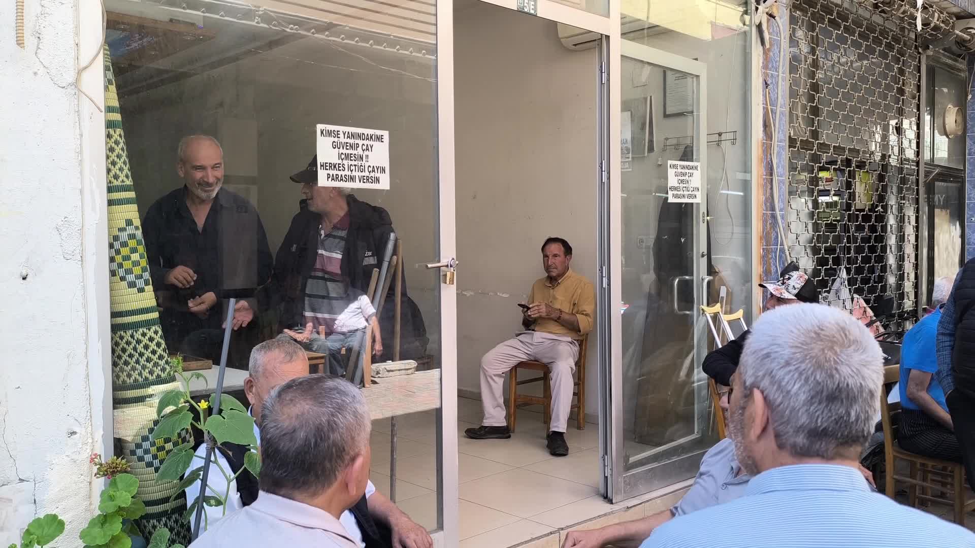 Çay içip ücret ödemeden gidenlerden bıkan esnaf cama uyarı yazısı astı: "Kimse yanındakine güvenip çay içmesin, herkes içtiği çayın parasını versin"