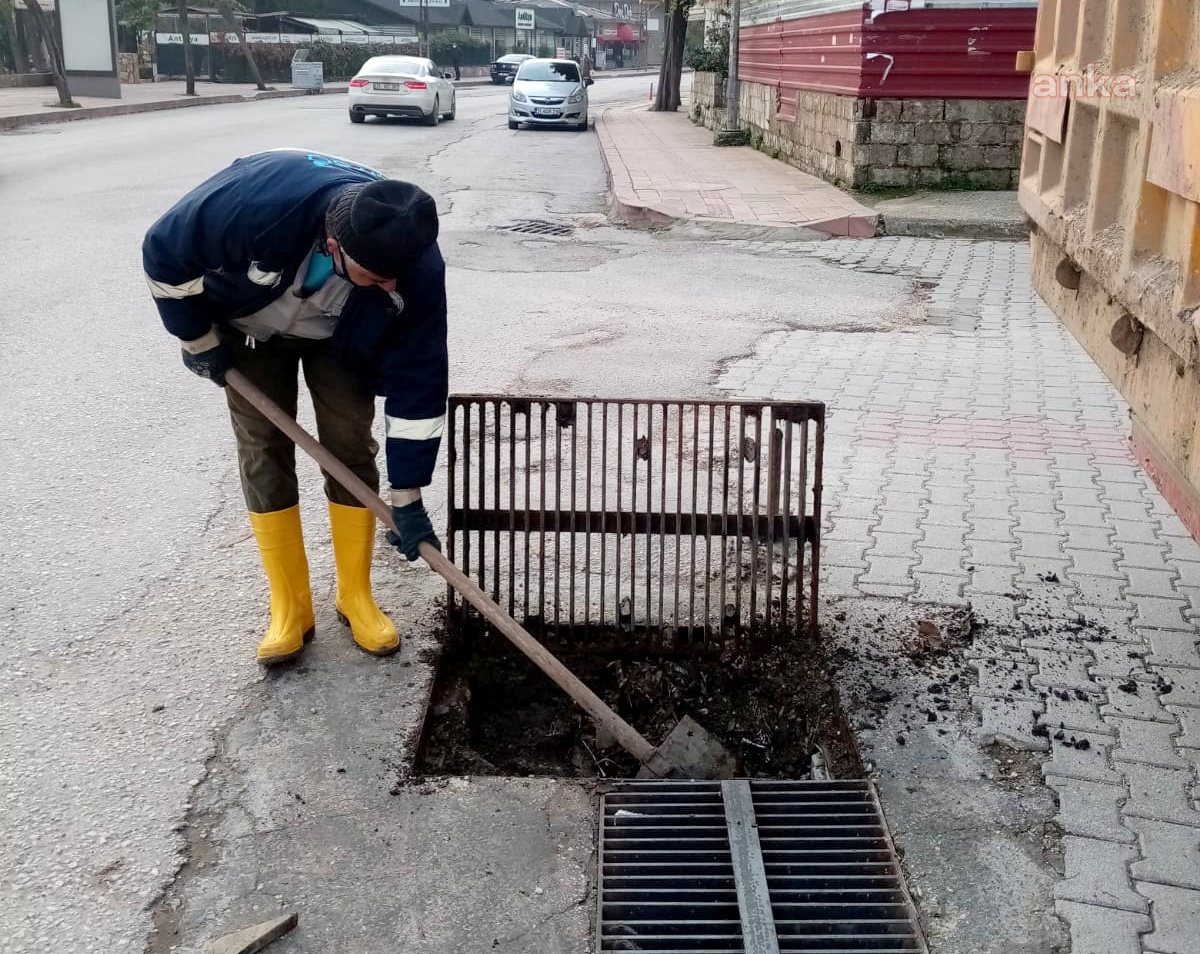 HATAY BÜYÜKŞEHİR, YAĞMUR SUYU DEŞARJ NOKTALARINI TEMİZLİYOR