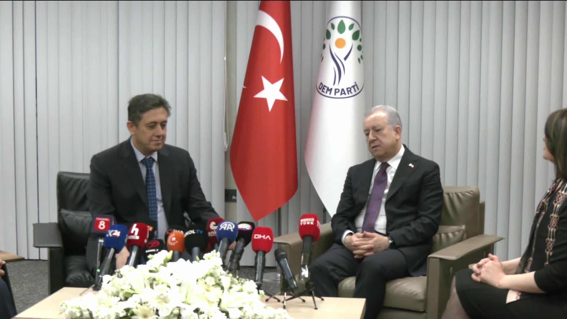 Siyasi partiler arası bayramlaşma... MHP heyeti, DEM Parti'yi ziyaret etti: Heyetler arasında güldüren "Demli çay" diyalogu yaşandı