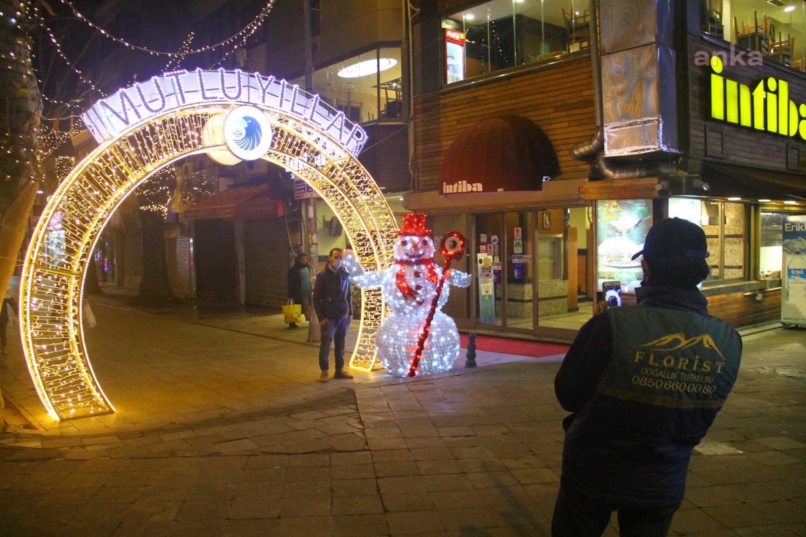 KARTAL'DA CADDE VE MEYDANLAR YENİ YIL İÇİN SÜSLENDİ