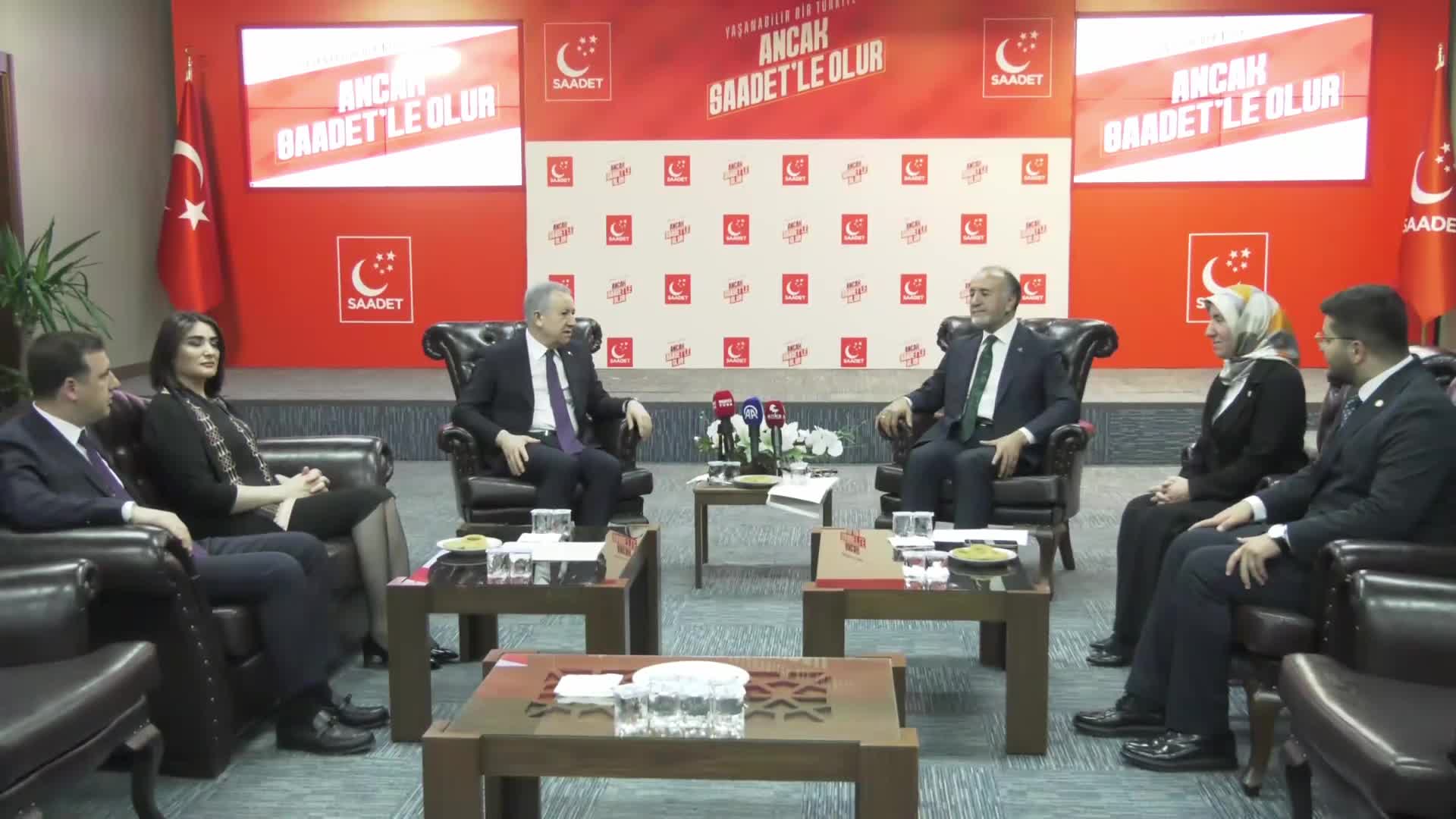 Siyasi partiler arası bayramlaşma... MHP, Saadet Partisi'ni ziyaret etti