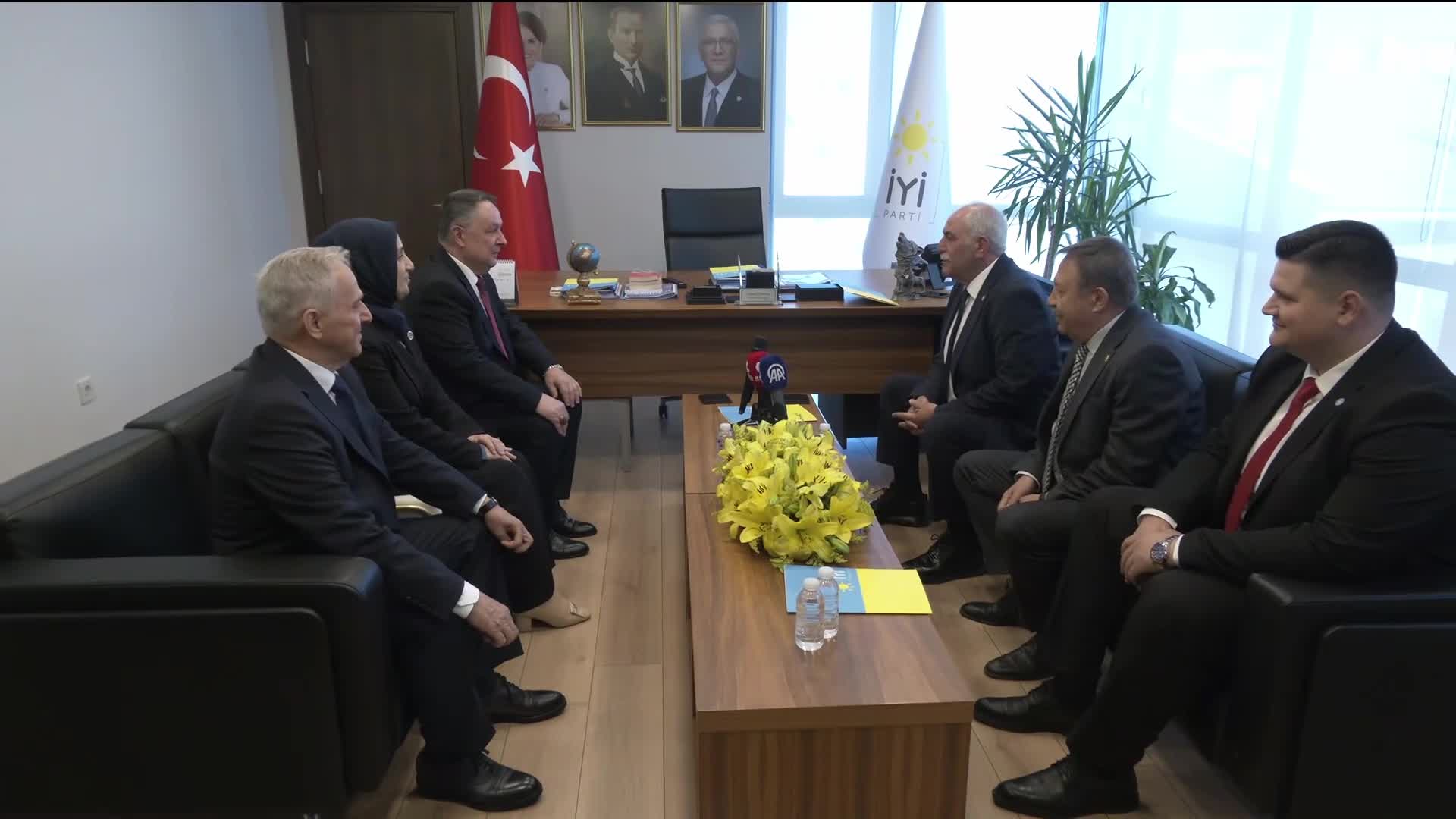 İYİ Parti'ye siyasi partilerden bayram ziyaretleri… İYİ Partili Cumali Durmuş: “Umarım siyaset ateşinin hızla düşürüldüğü, hukukun, adaletin tecelli ettiği yeni bir dönem olur”