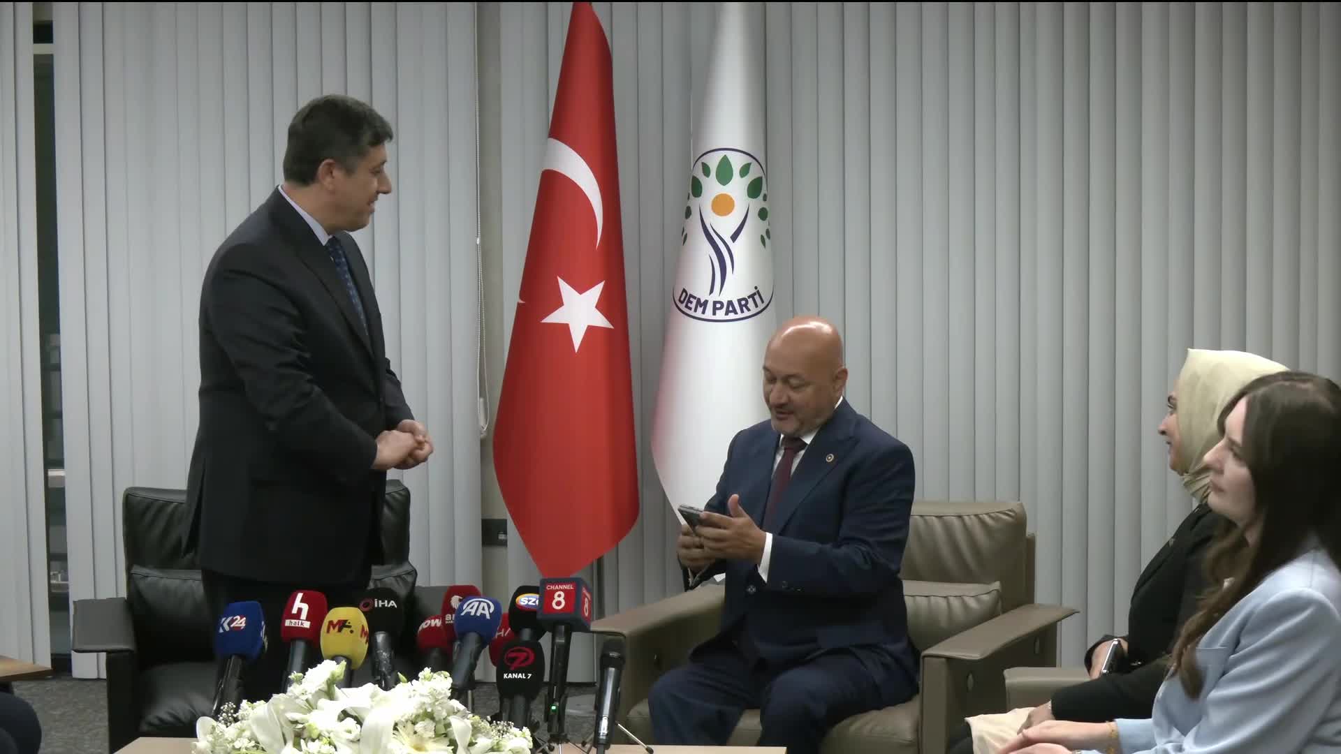 Siyasi partiler arası bayramlaşma…  AK Parti heyeti, DEM Parti Heyeti’yle bayramlaştı