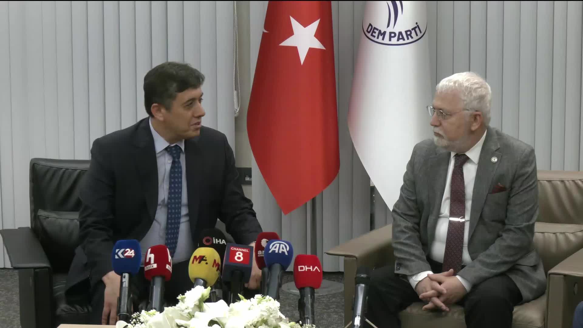 Siyasi partiler arası bayramlaşma… Yeniden Refah Partisi heyeti, DEM Parti heyetiyle bayramlaştı... Yeniden Refah Partililer: "İktidarı oluşturan Cumhur İttifakı ve birleşenlerinden herhangi bir şekilde bir bilgilenme almadık"