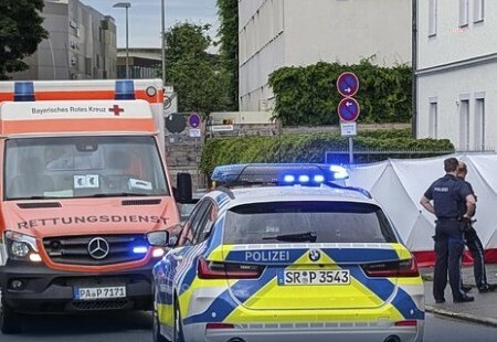 Almanya'nın Passau kentinde bir aracın çarpması sonucu 5 kişi  yaralandı
