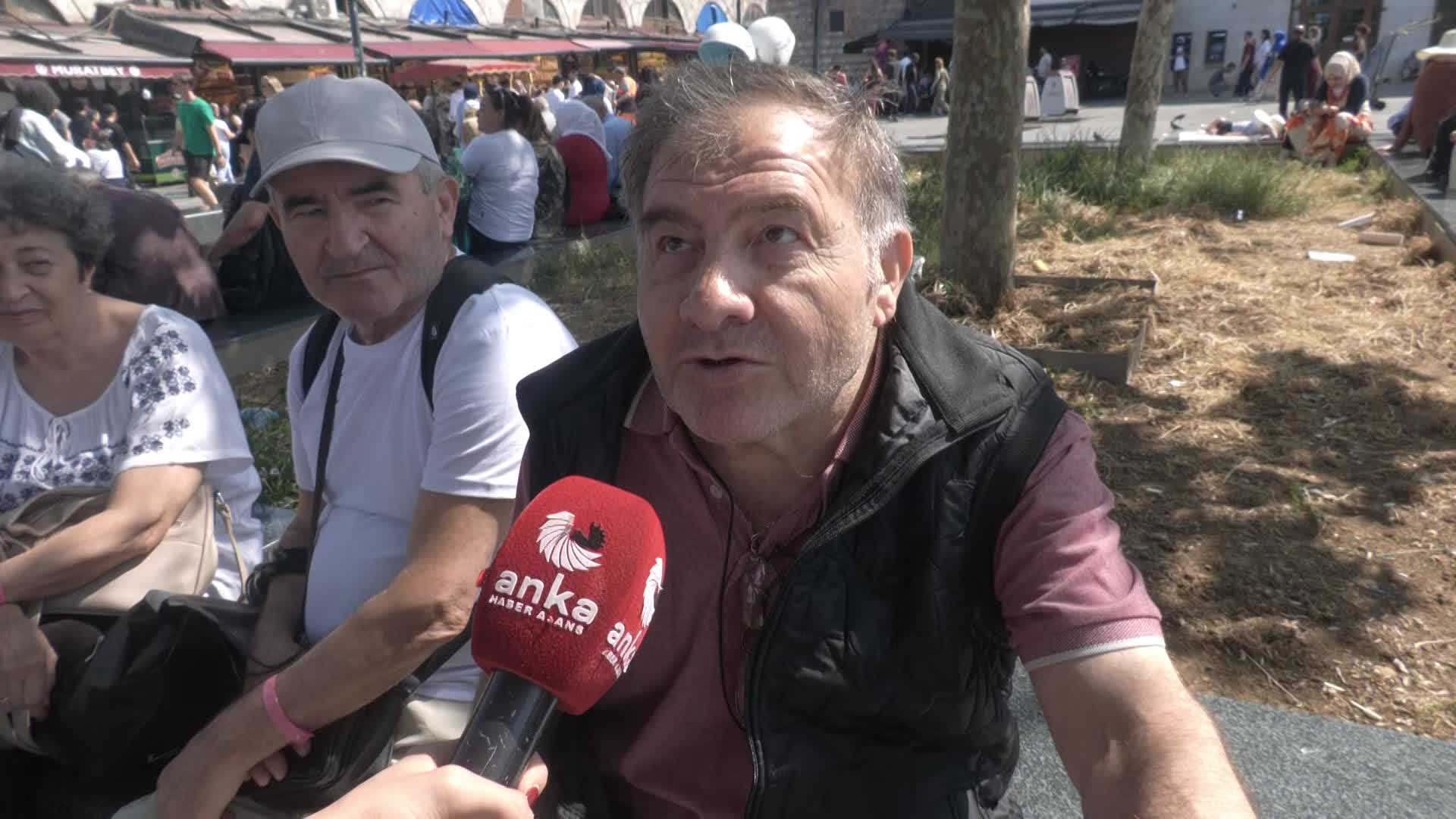 Bayram yoğunluğunun yaşandığı Eminönü'nde ANKA'ya konuşan yurttaş: ”Üzgünüm; böyle dolaşıyoruz, cebimde 1 kuruş yok"