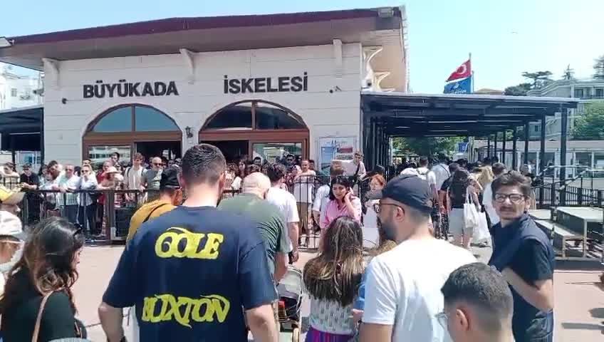Adalar'da bayram yoğunluğu