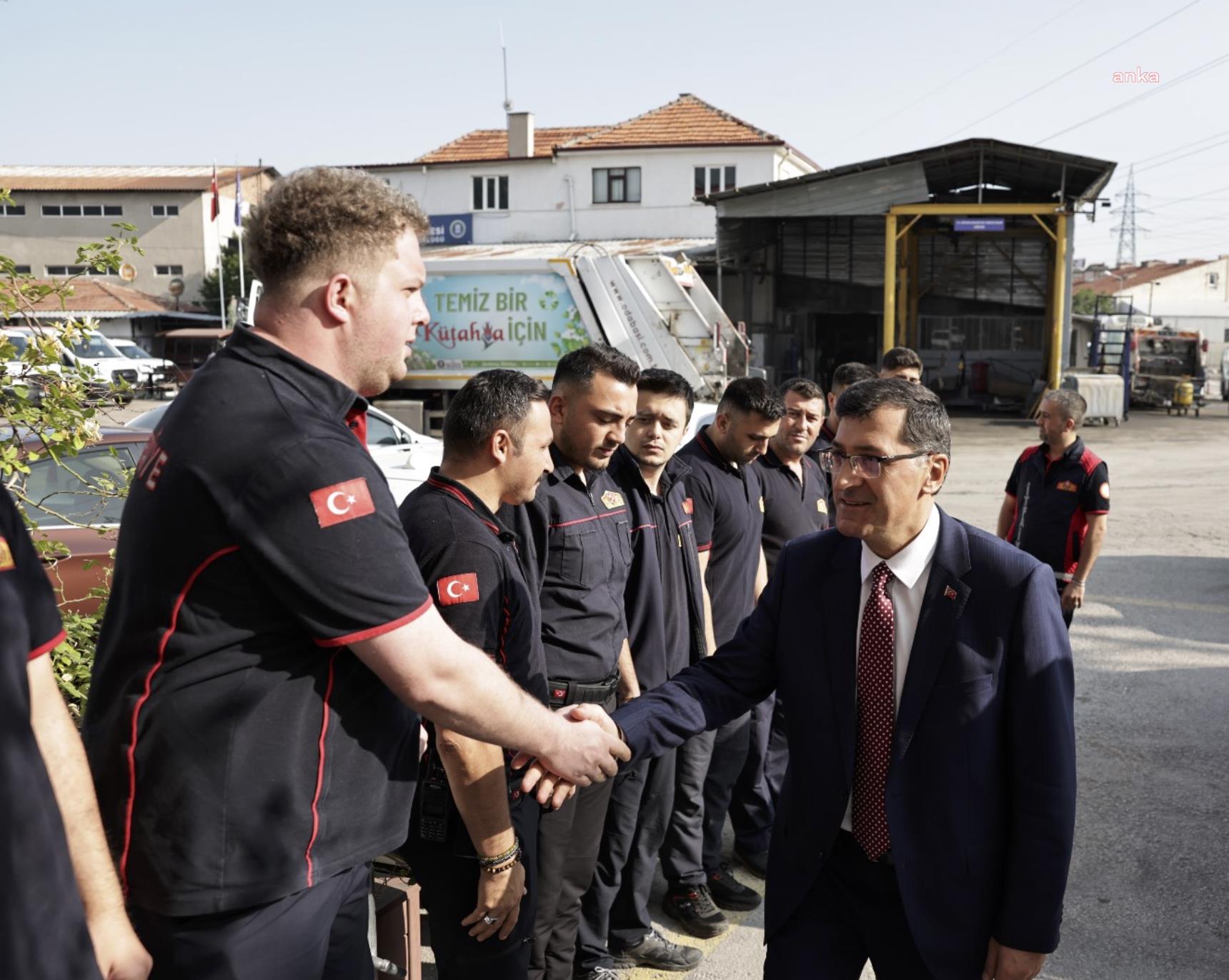 Kütahya Belediye Başkanı Kahveci, görevi başındaki personelle bayramlaştı