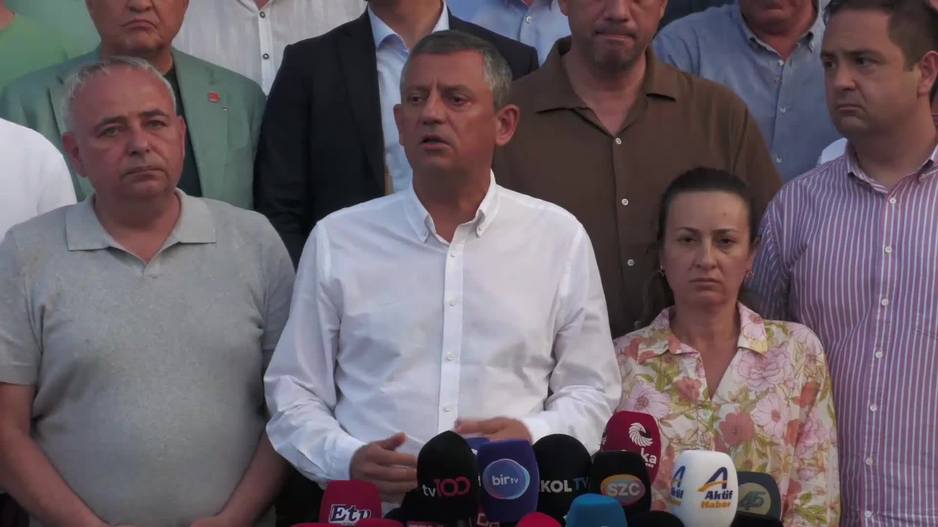 Ferdi Zeyrek hayatını kaybetti... Hastane önünde açıklama yapan Özgür Özel: "Ben aklımın yarısını, kalbimin yarısını kaybettim"