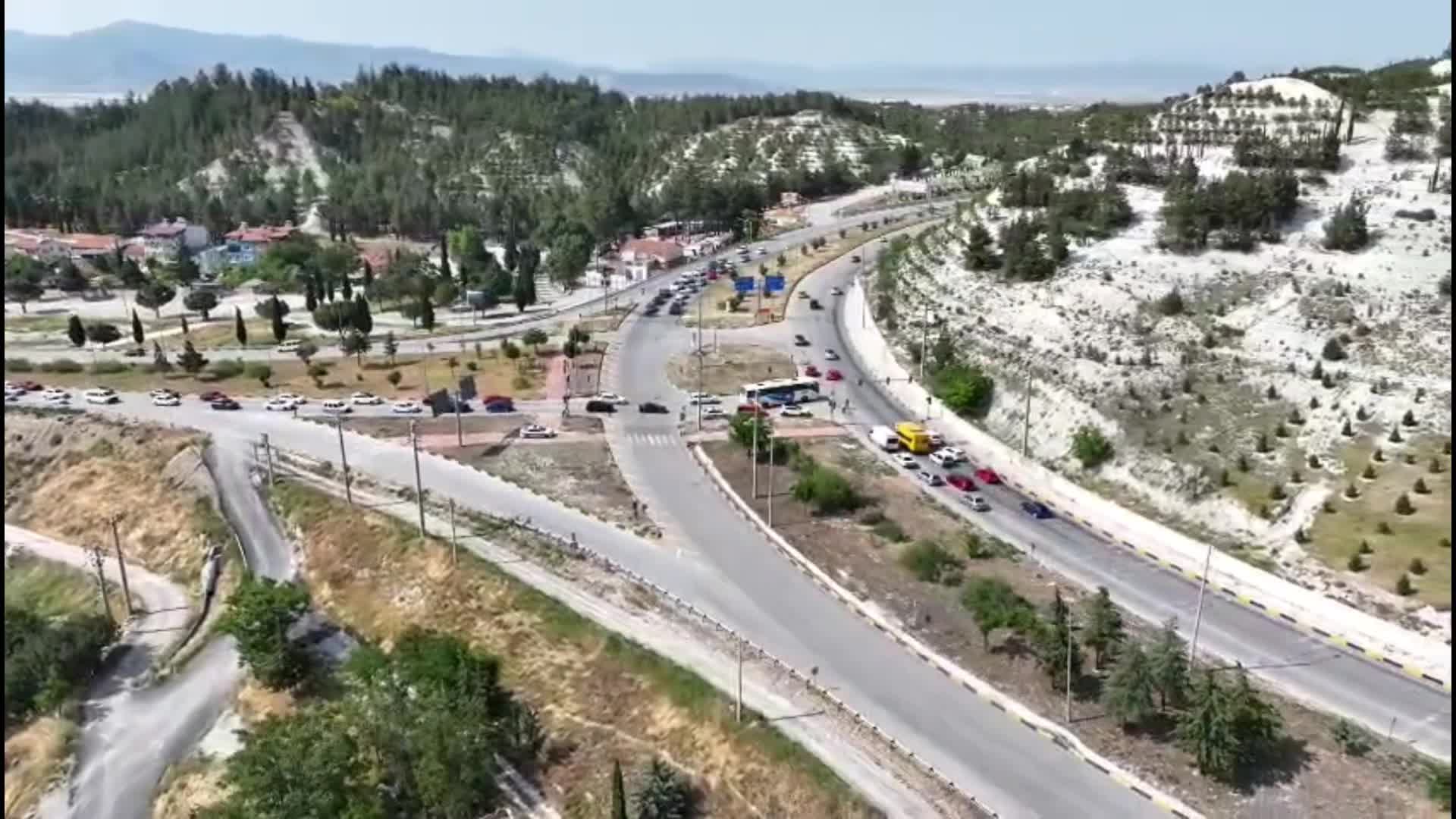 Yollarda bayram tatilinden dönüş yoğunluğu... Burdur’dan 8 saatte 30 binden fazla araç geçti