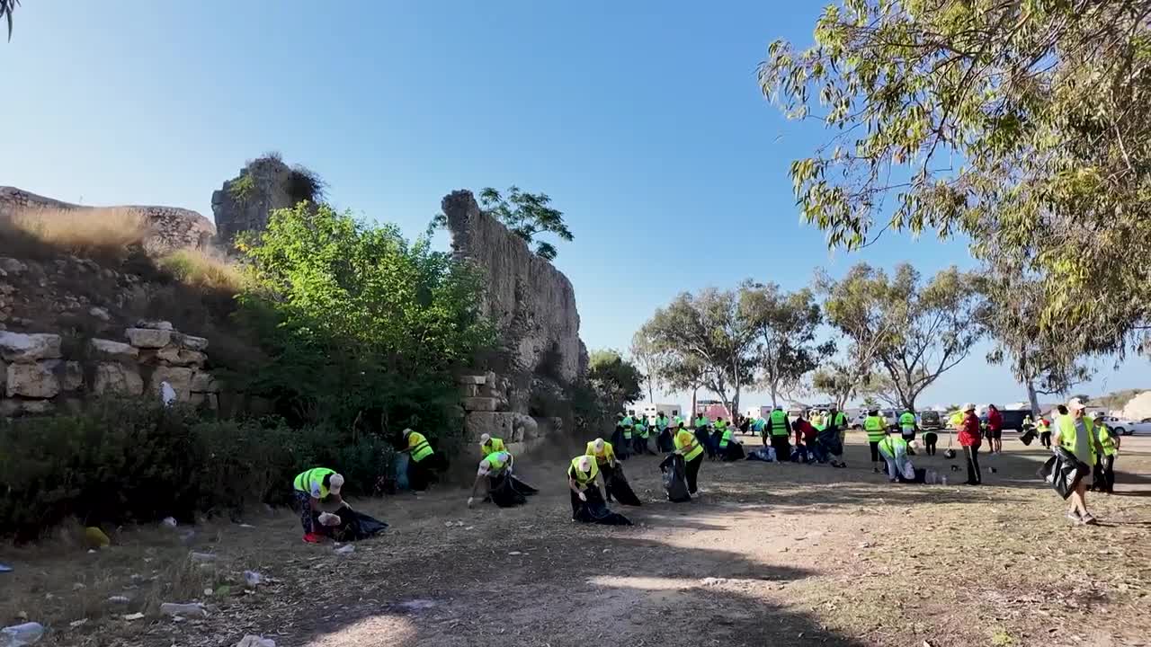 Mersin Büyükşehir Belediyesi ile çevre gönüllülerinden Ayaş Sahili’nde temizlik