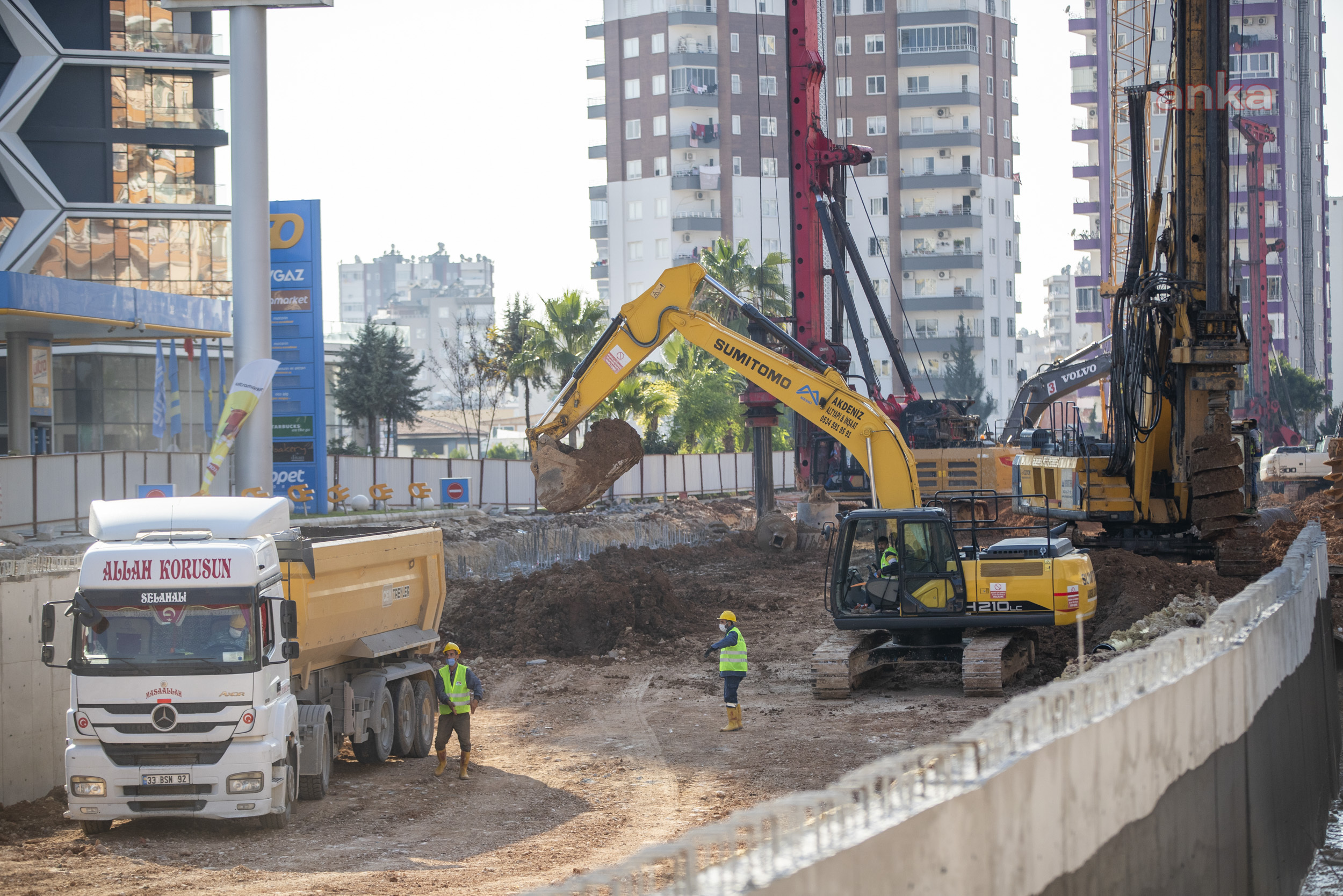 MERSİN BÜYÜKŞEHİR'DEN KENTİN 27 NOKTASINDA YOL YAPIM VE BAKIM ÇALIŞMASI