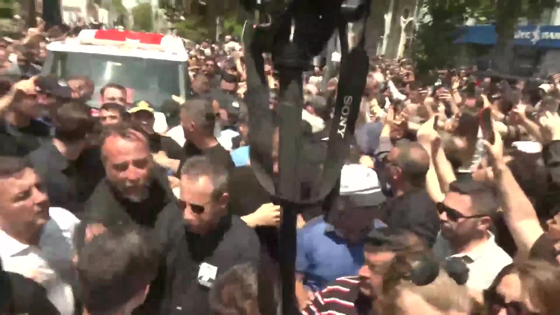Ferdi Zeyrek, son yolculuğuna uğurlandı... Zeyrek, şehzadeler ilçesindeki Çatal Mezarlığı'nda toprağa verildi