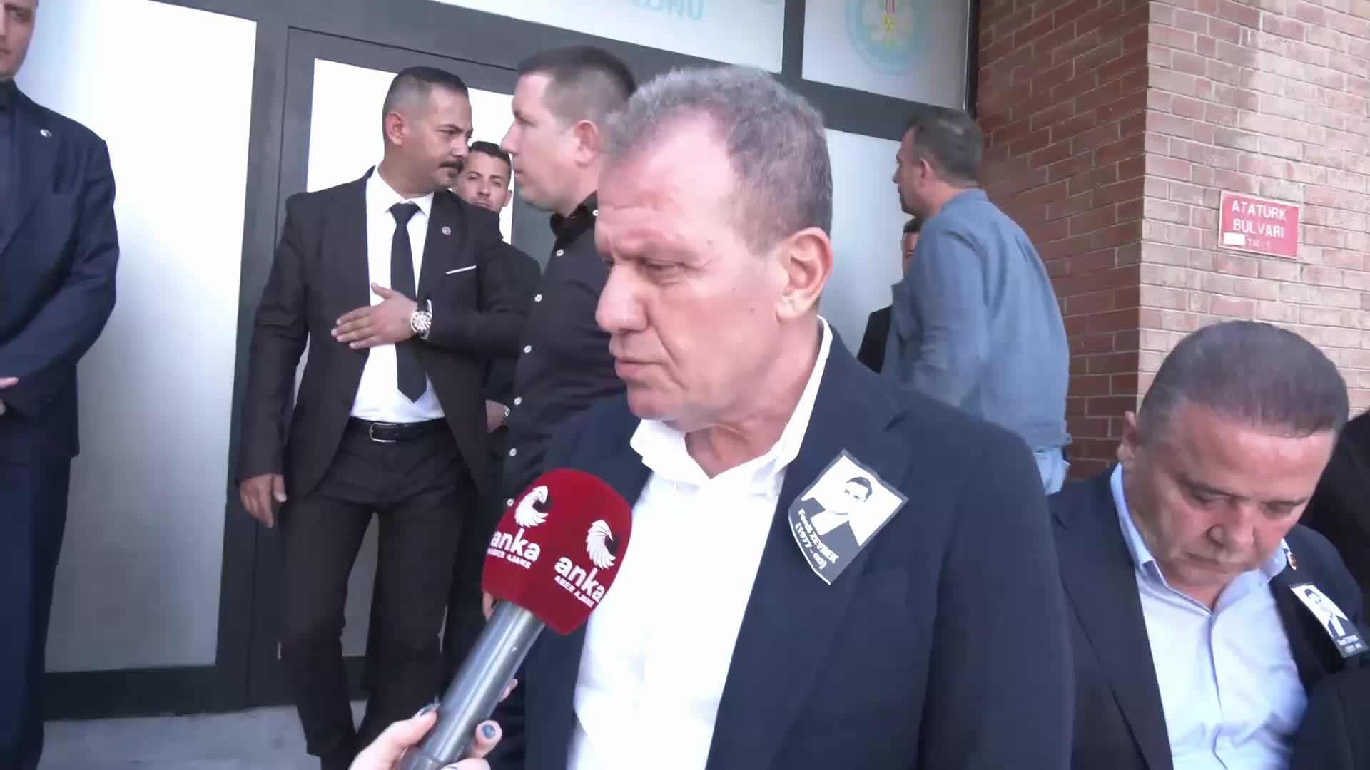Ferdi Zeyrek'e veda... Vahap Seçer: "İnsanlar hüngür hüngür ağlıyordu, çok sevilen bir insandı"