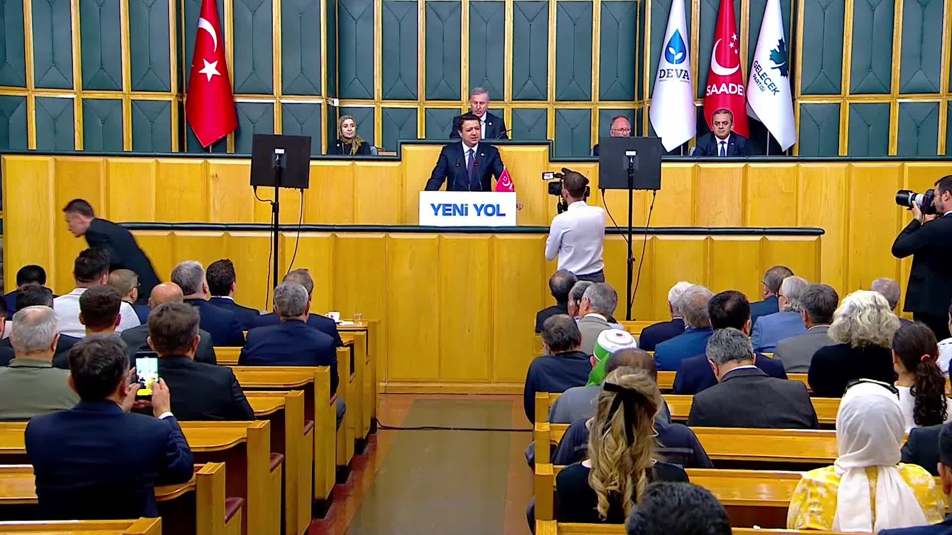 Yeni Yol Grup Toplantısı... Mahmut Arıkan: "Mehmet Şimşek, Türkiye'nin Elon Musk'ıdır. Musk, Amerikalılar için nasıl hayal kırıklığı olduysa; Mehmet Şimşek de milletimiz için öyle hayal kırıklığıdır"