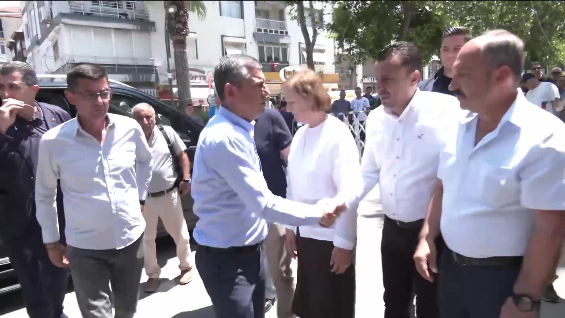Özgür Özel ile Nurcan Zeyrek, Manisa'da taziyeleri kabul ediyor