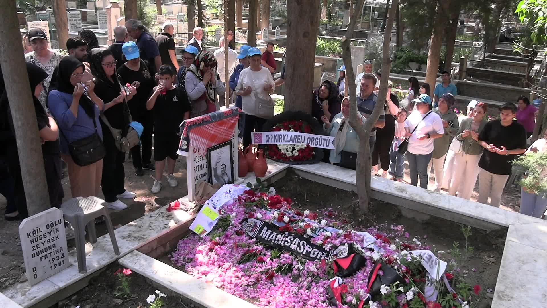 Ferdi Zeyrek’in mezarına ziyaretçi akını: Onun gibisi bir daha gelmez