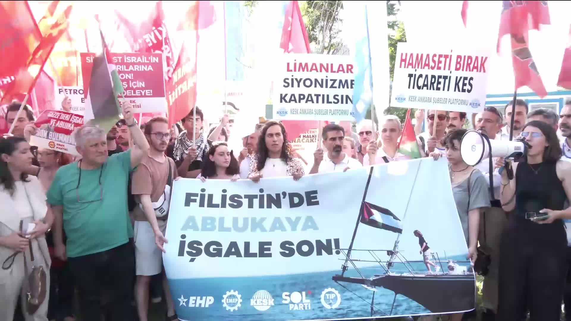 ABD Büyükelçiliği önünde Gazze eylemi... Mersin Limanı’nından sessizce geçen Vela gemisi, kim Filistin halkının yanında kim katillerin sofrasında açık şekilde ortaya koyuyor