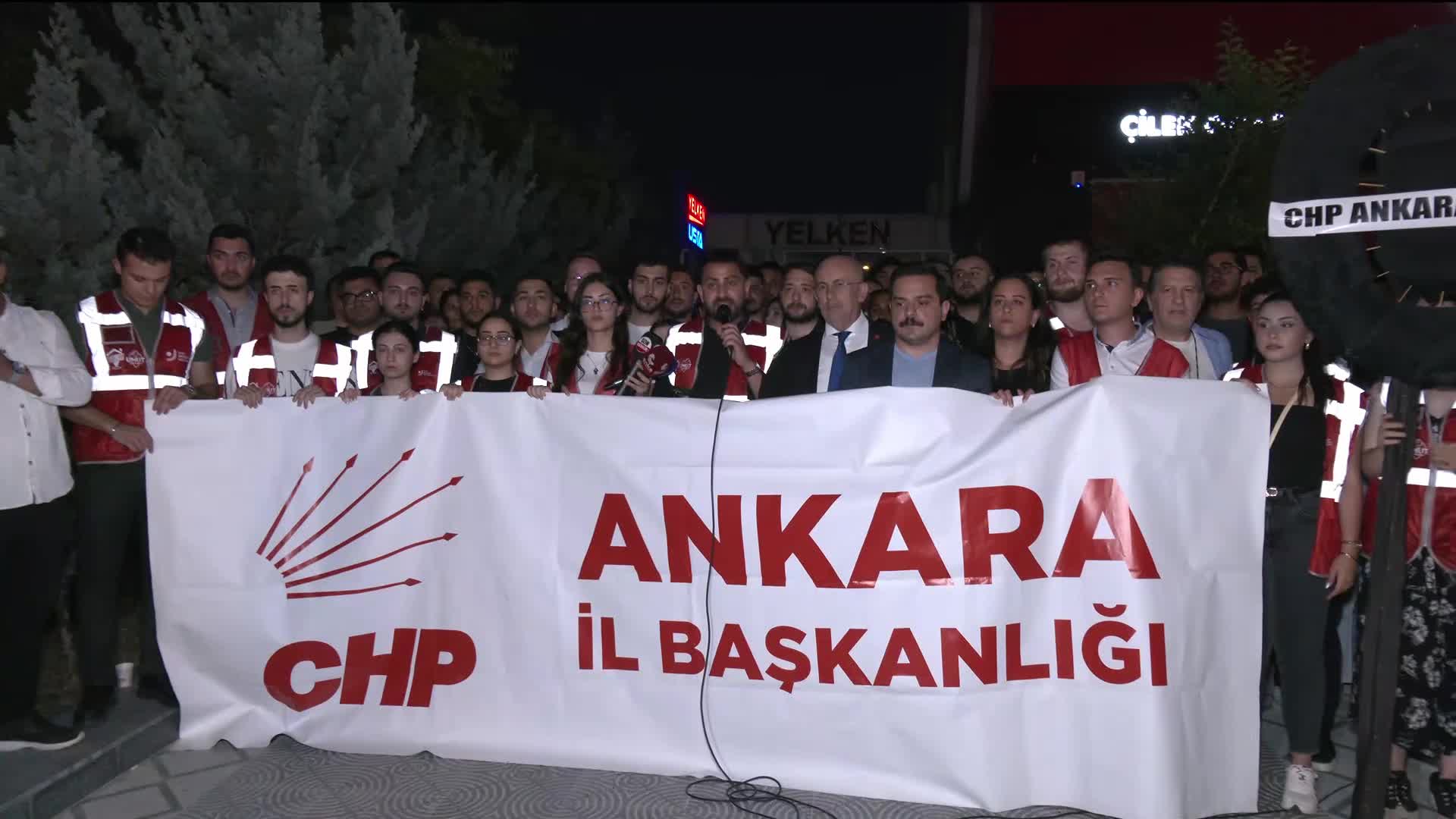 CHP Ankara Gençlik Kolları, Akit TV önüne siyah çelenk bıraktı: "Zeyrek’in adı, sizin kaleminizden, ekranınızdan ve zihniyetinizden milyon kat daha temizdir"