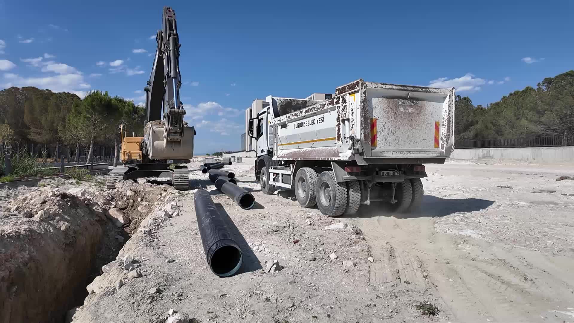 Burdur Belediye Başkanı Ercengiz, yapımı devam eden yağmur suyu drenaj hattı çalışmalarını inceledi