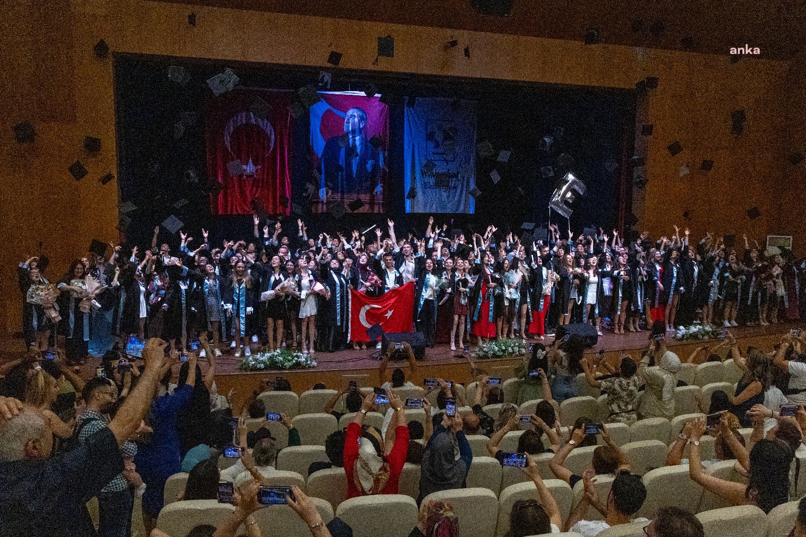 Manavgat Belediye Başkanı Kara, öğrencilerin mezuniyet heyecanına ortak oldu