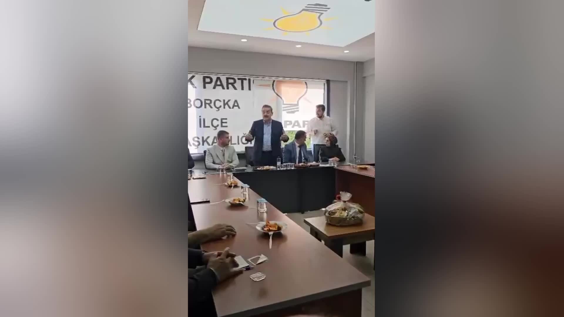 AK Parti Milletvekili Faruk Çelik’ten Borçka Belediye Başkanı Orhan'ın "evimi satacağım" açıklamasına tepki: “Şov yapıyor"