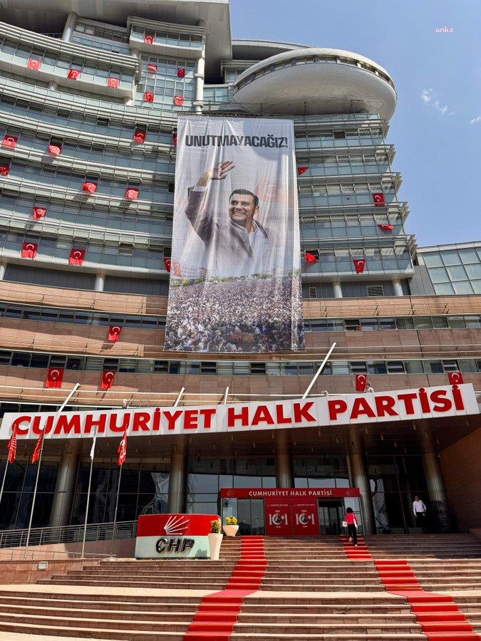 CHP Genel Merkezi binasına Ferdi Zeyrek’in fotoğrafı asıldı