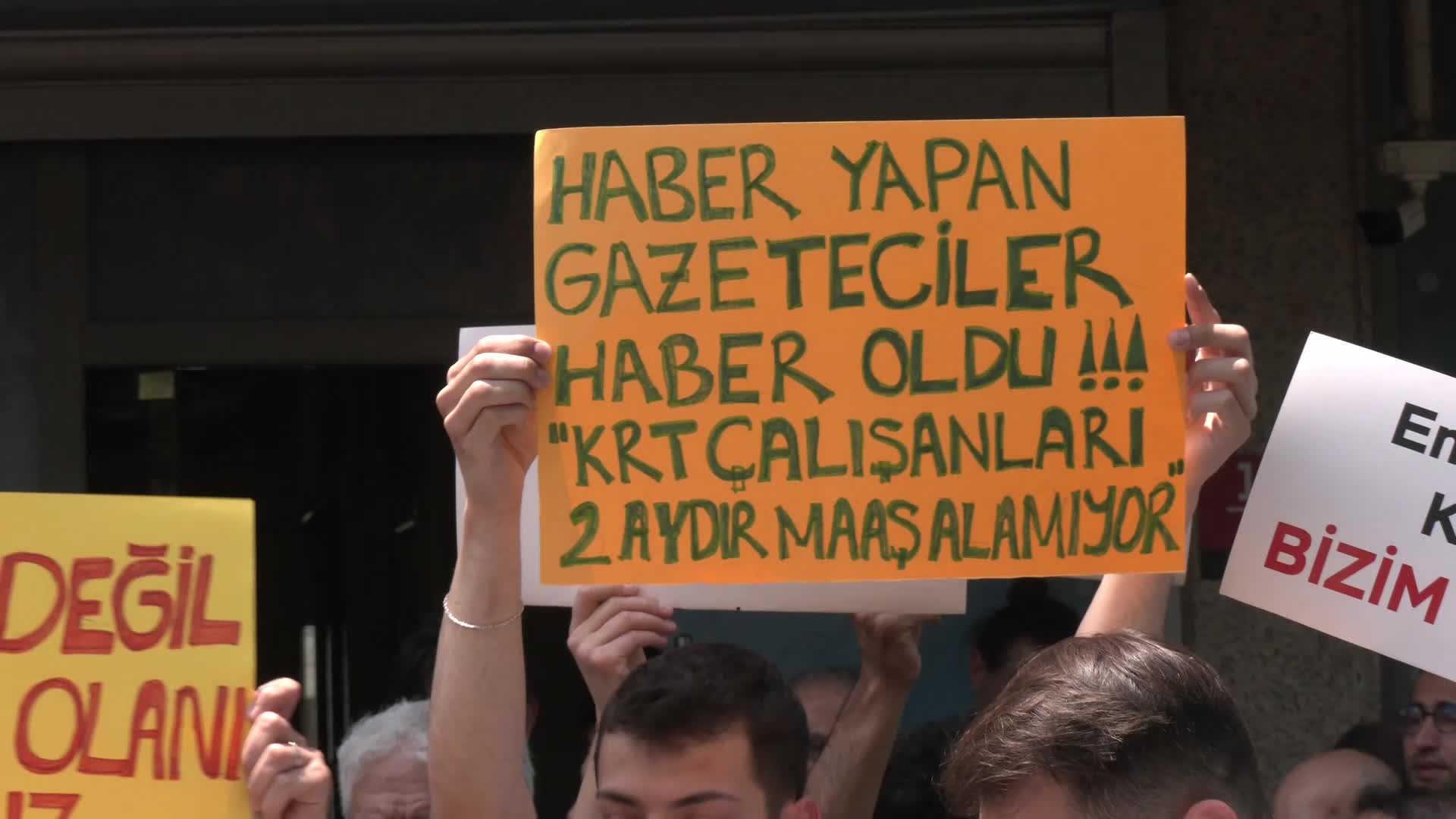 KRT TV emekçilerinin hak arayışı sürüyor: "Hakkımızın hemen, şimdi verilmesi dışında hiçbir senaryoyu ve teklifi kabul etmiyoruz"