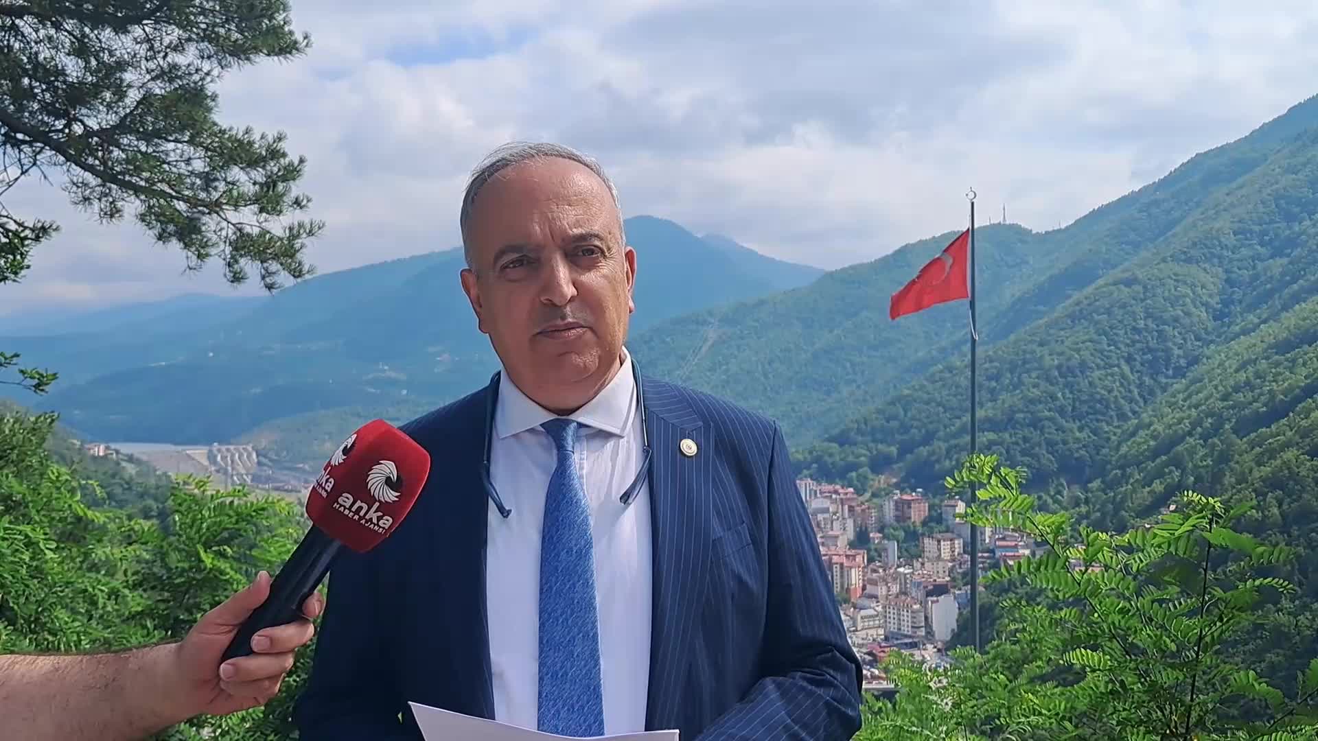 Borçka Belediye Başkanı Ercan Orhan’dan Faruk Çelik’e yanıt: “Bu fedakârlıktır, şov değil”