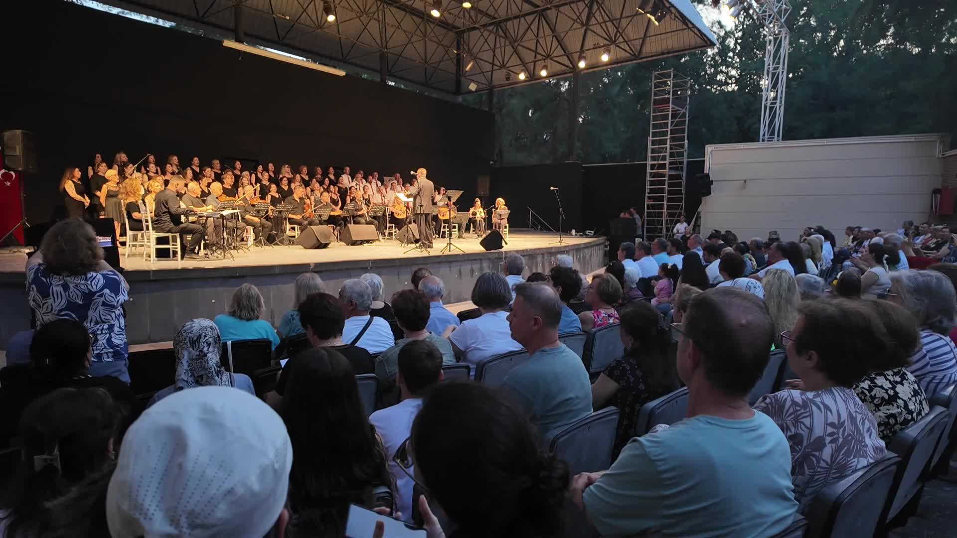 Bornova yaza müzikle merhaba dedi: Büyükpark'ta Türk Sanat Müziği rüzgarı esti
