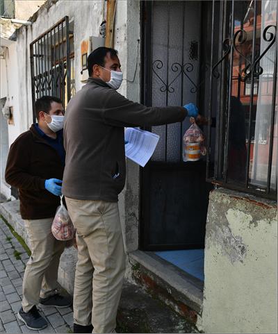 İZMİR'DE İHTİYAÇ SAHİPLERİNE ÇORBA VE EKMEK