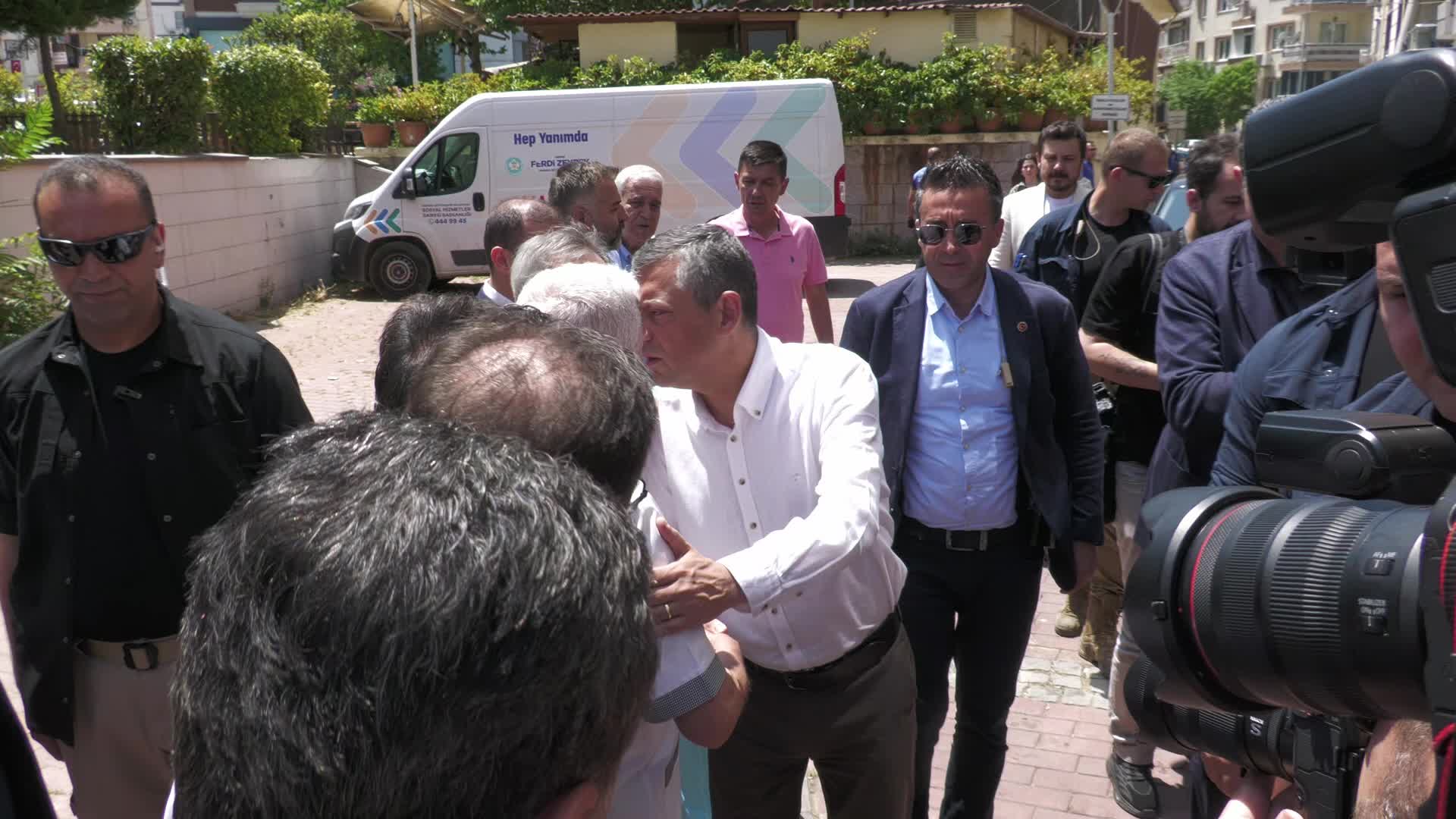CHP Lideri Özel, Ferdi Zeyrek için düzenlenen hayır yemeğine katıldı, kabrini ziyaret etti