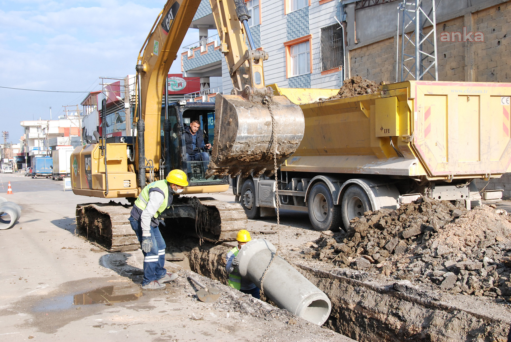 ADANA BÜYÜKŞEHİR'DEN KÜÇÜKDİKİLİ MAHALLESİ'NDE ALTYAPI ÇALIŞMASI