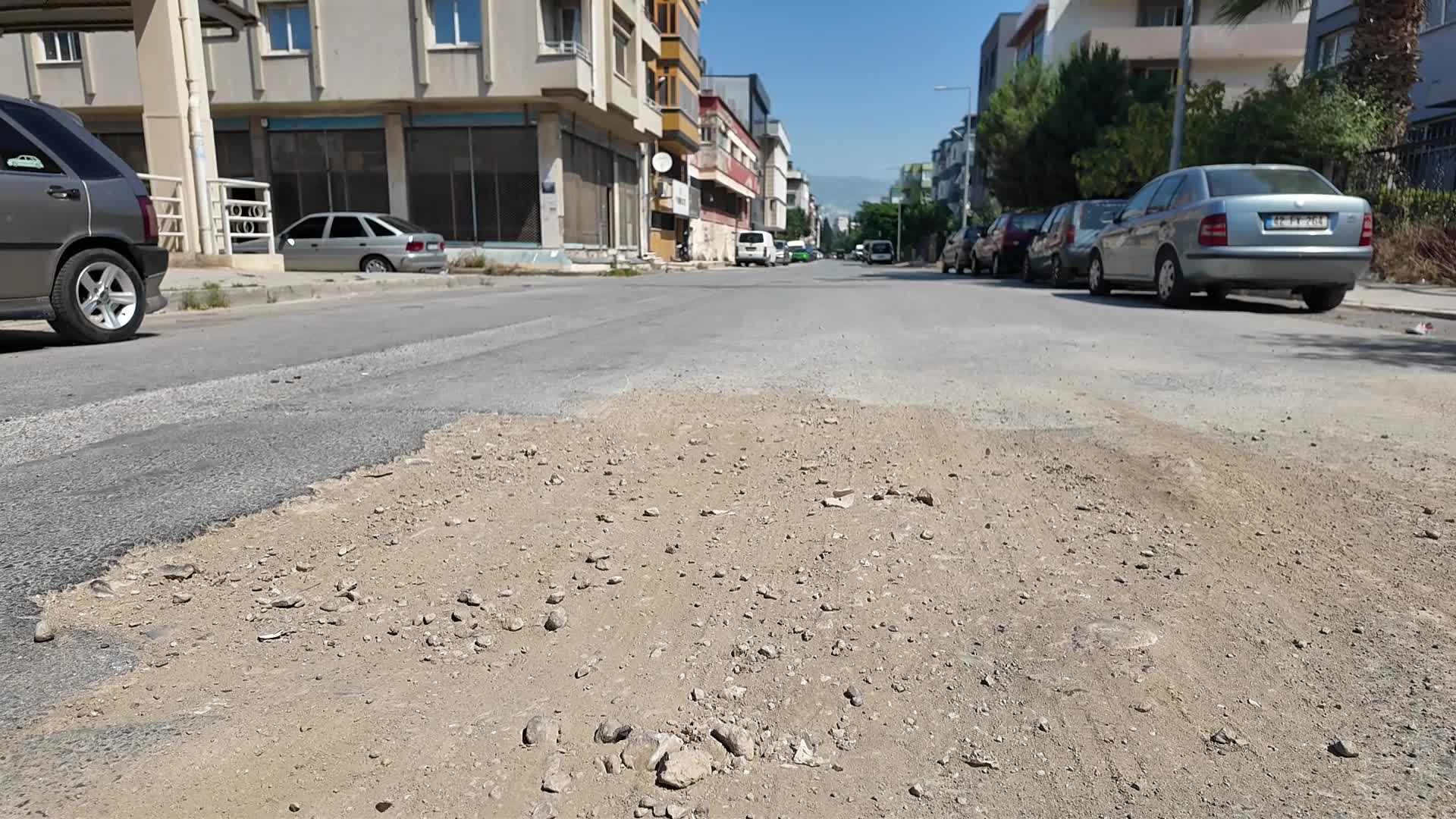 Bornova Belediye Başkanı Eşki, yol ve kaldırım çalışması yapılacak sokağı inceledi