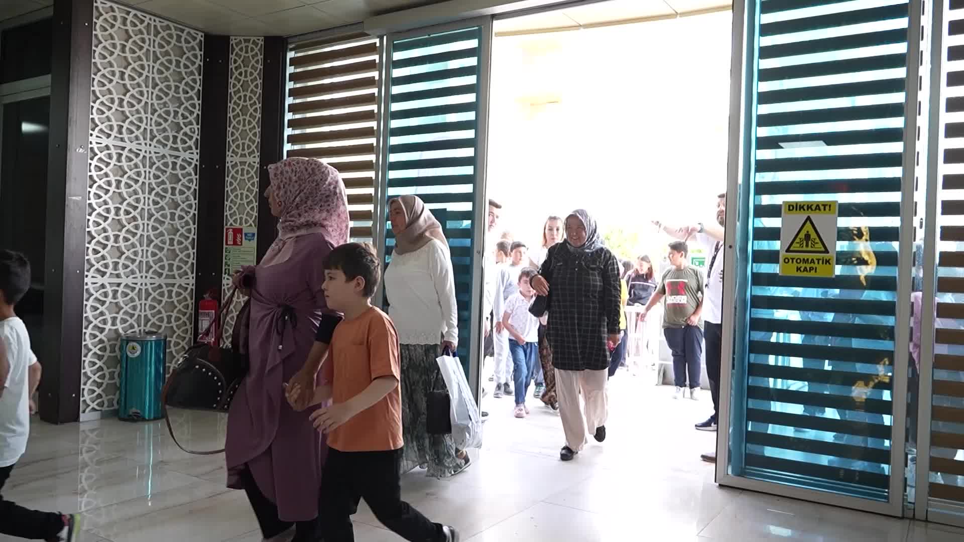 Mersin Büyükşehir Belediyesi Şehir Tiyatrosu, perdelerini Erdemlili çocuklar için açtı