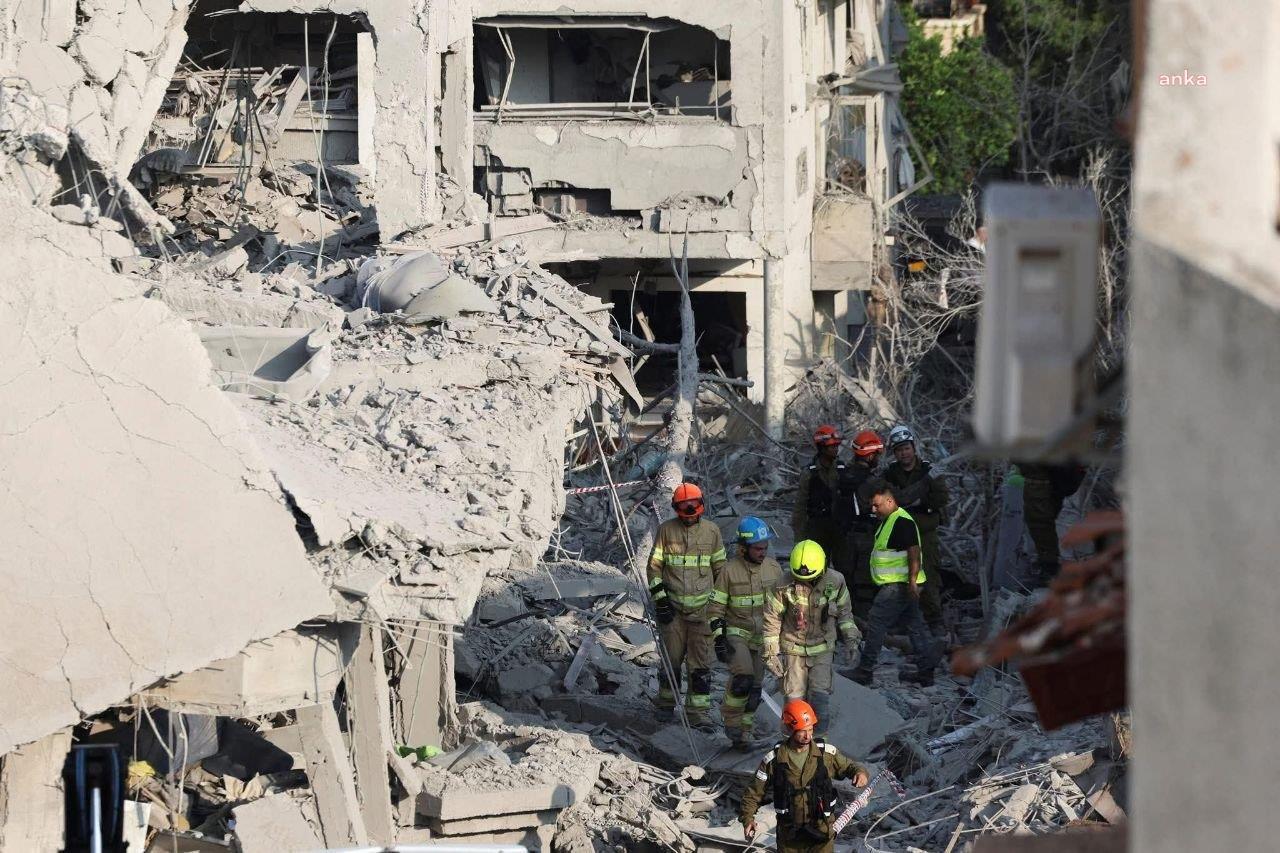 İran'ın İsrail’in Rishon Lezion kentine saldırısında en az 2 kişi öldü, enkazda aramalar sürüyor