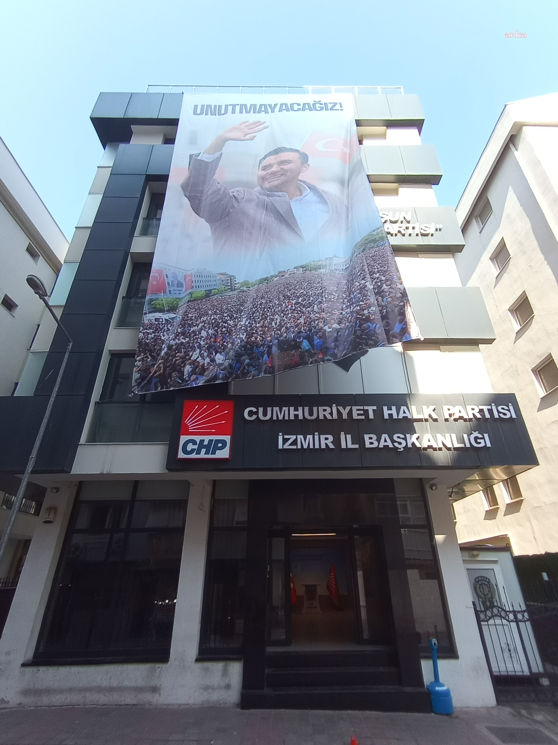 CHP İzmir İl binasına Ferdi Zeyrek posteri asıldı